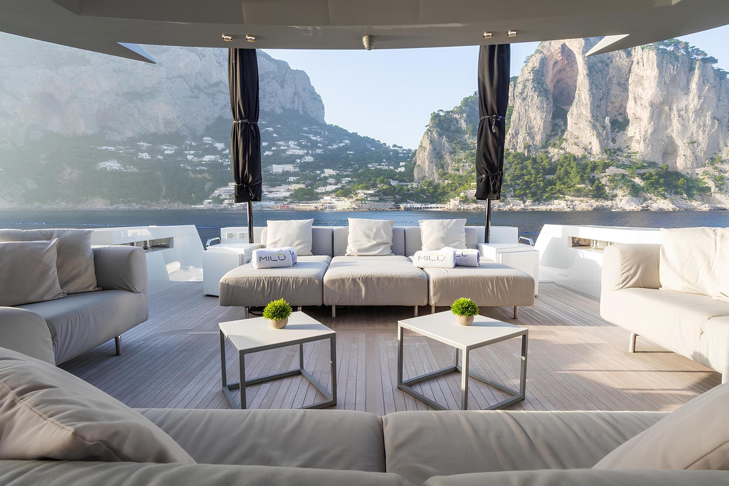 Зона отдыха на корме главной палубы/Aft main deck lounge area