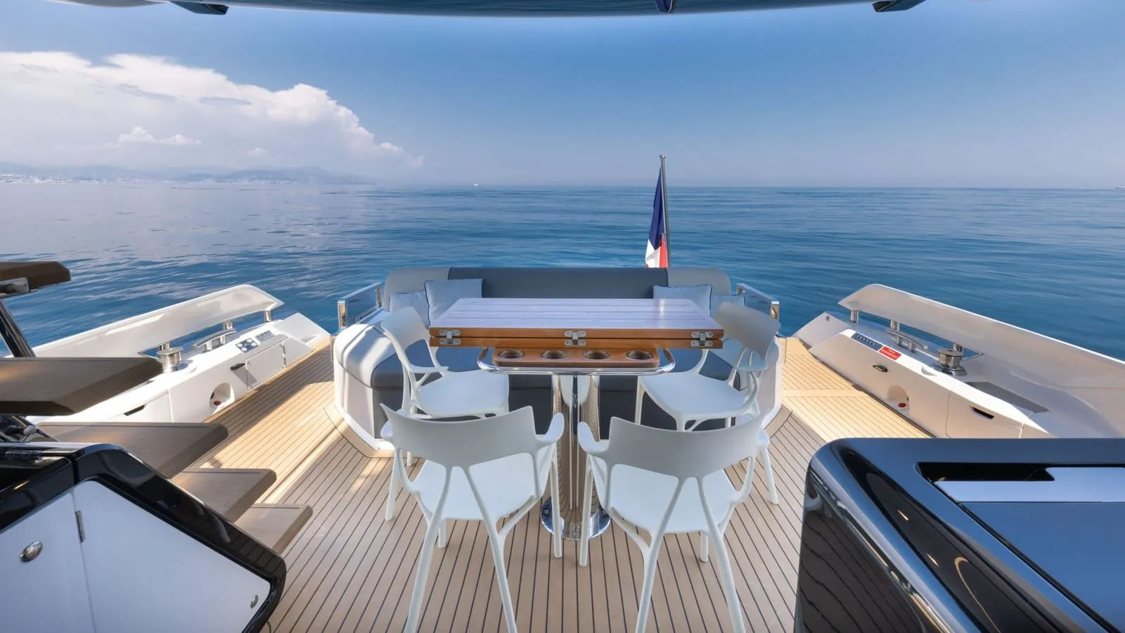 Обеденная зона в кокпите/Cockpit dining area