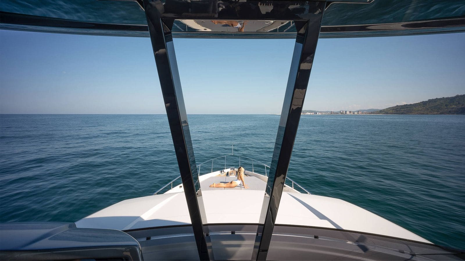 Шезлонги на носовой палубе/Sun loungers on the foredeck