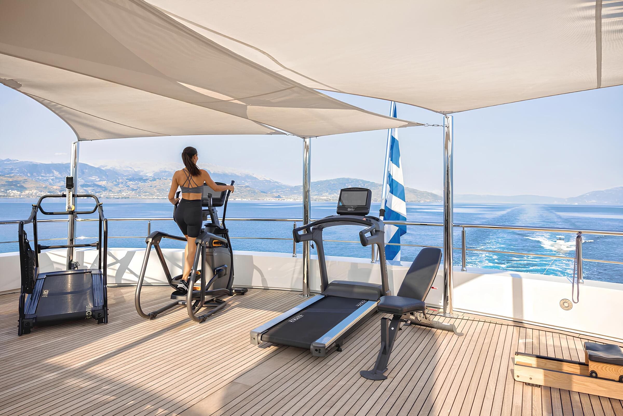 Тренажерная зона на сандеке/Sundeck gym area