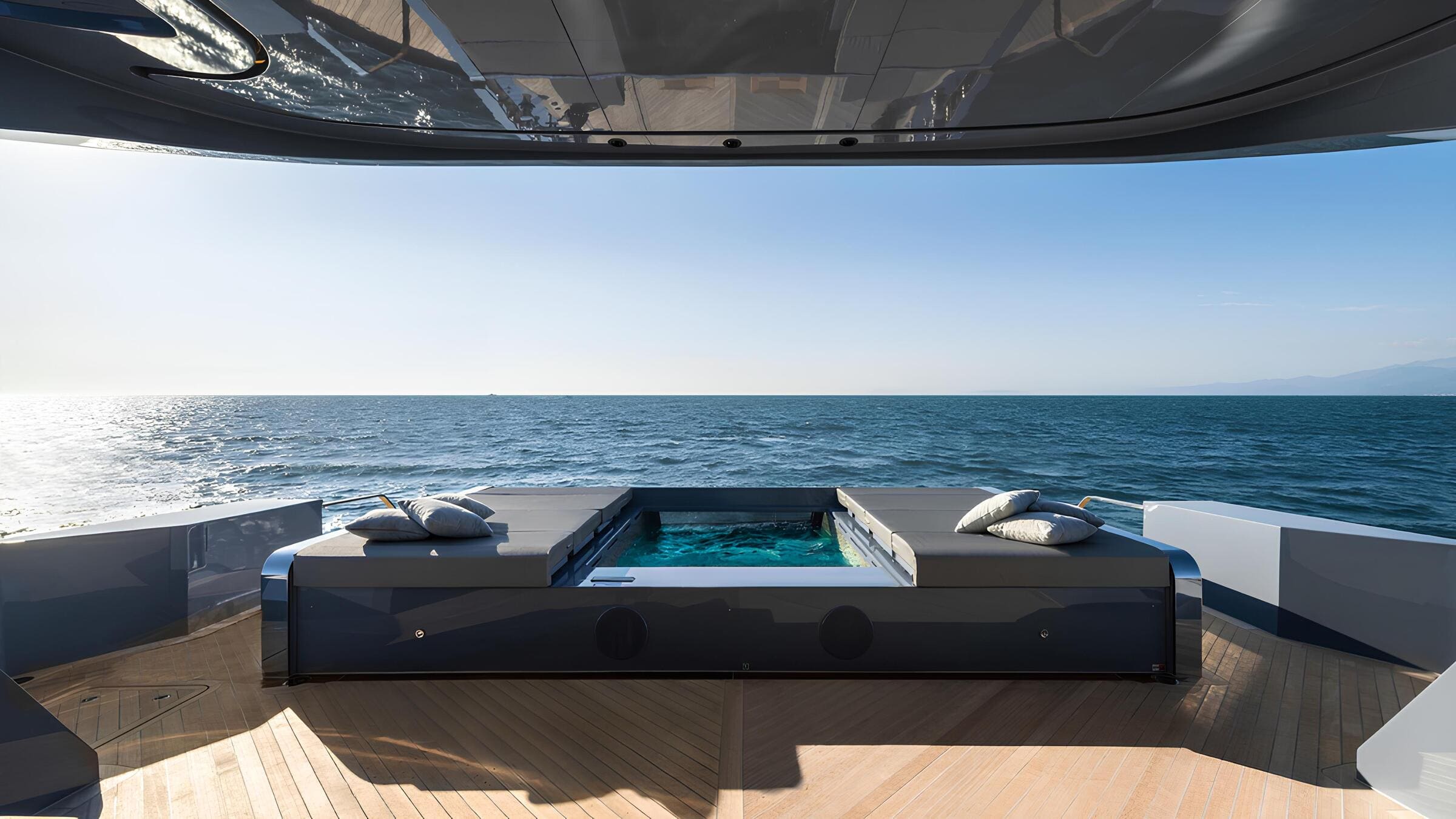 Зона отдыха на корме главной палубы/Aft main deck lounge area
