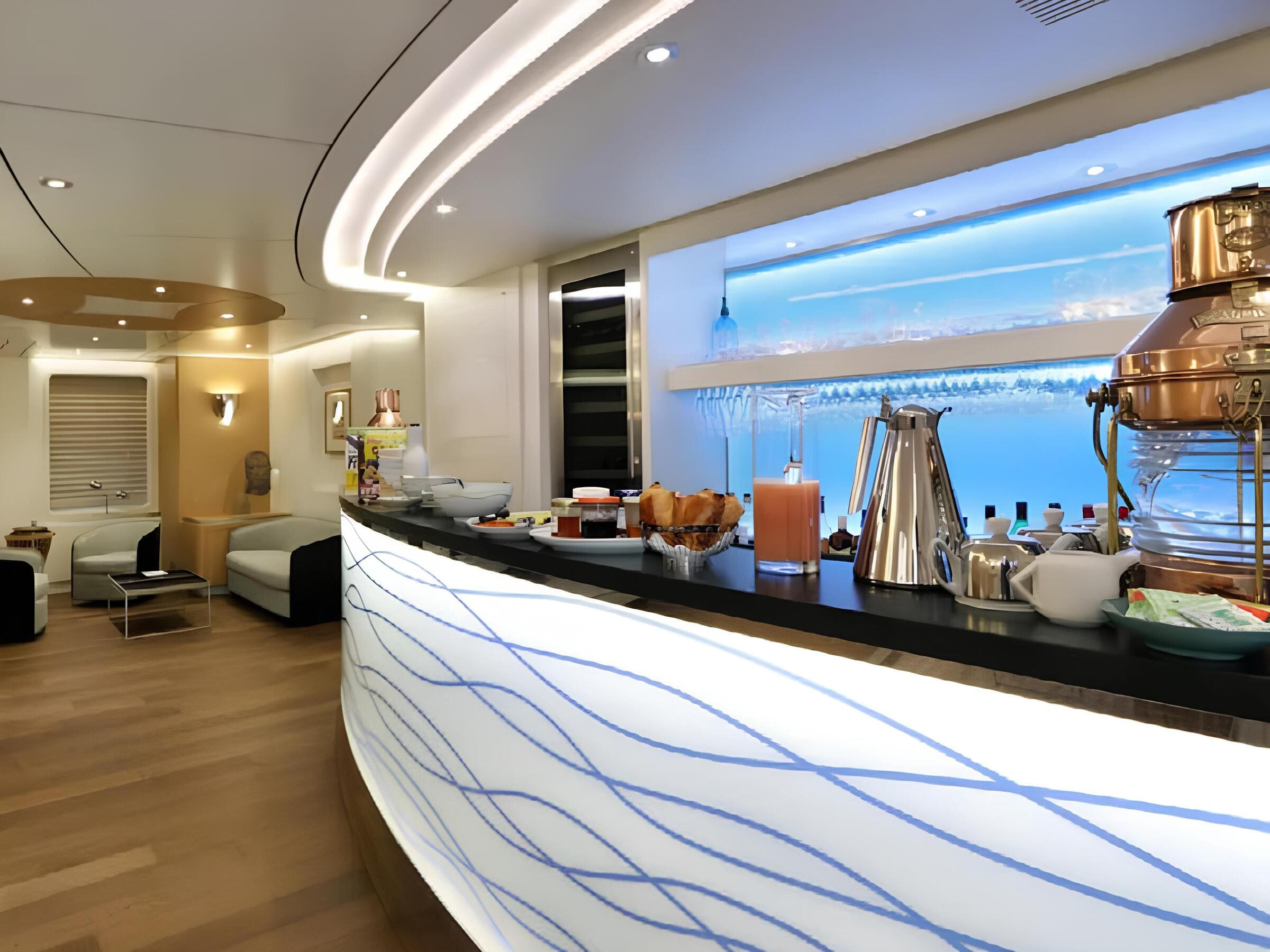 Бар в салоне на верхней палубе/Upper deck salon bar
