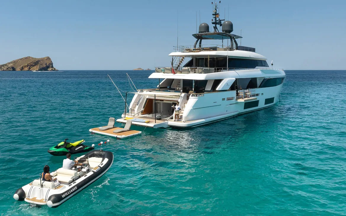 Экстерьер Custom Line Navetta 33 2020 MY ACQUA/Exterior Custom Line Navetta 33 2020 MY ACQUA