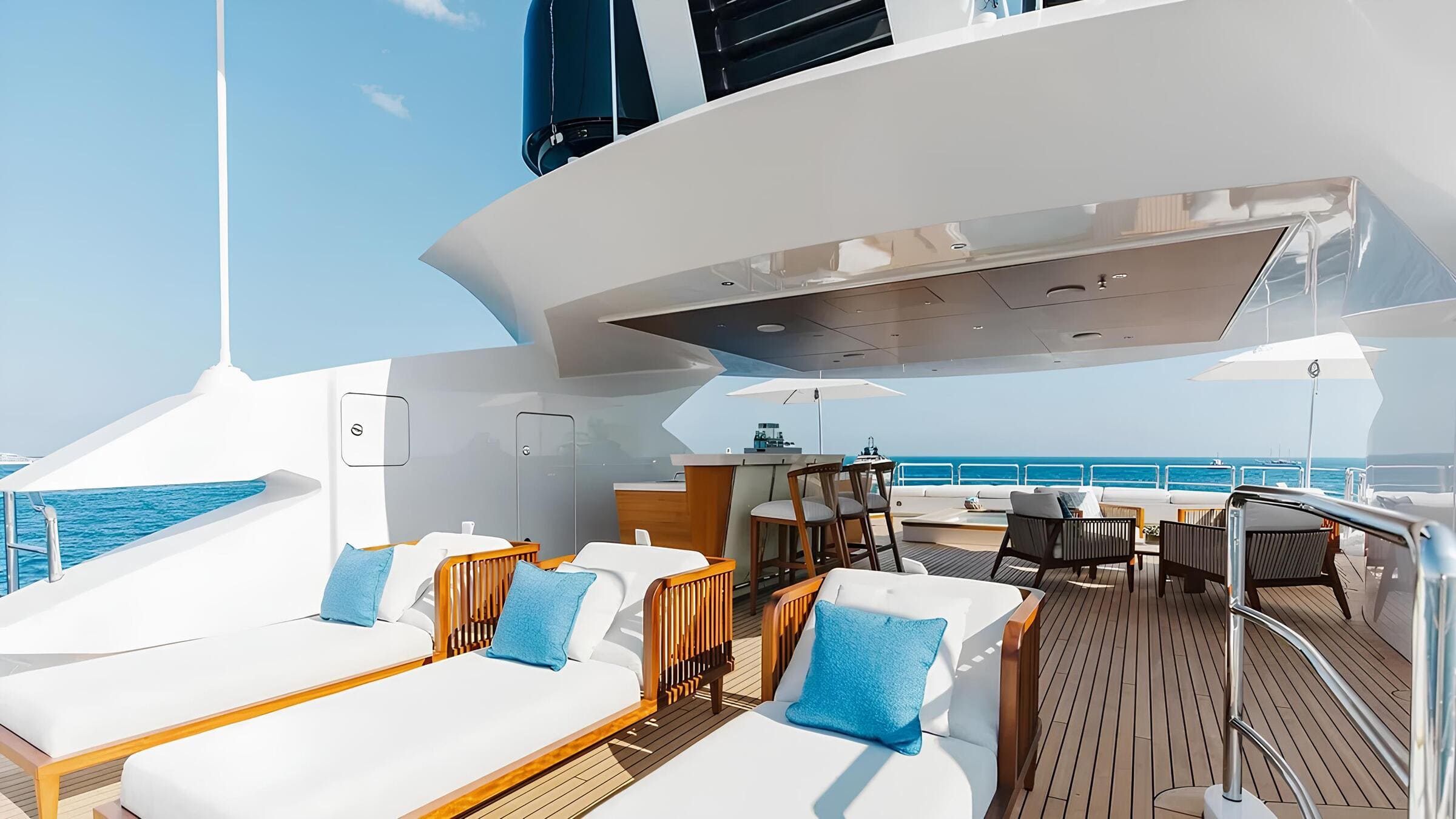 Зона отдыха на сандеке/Sundeck lounge area