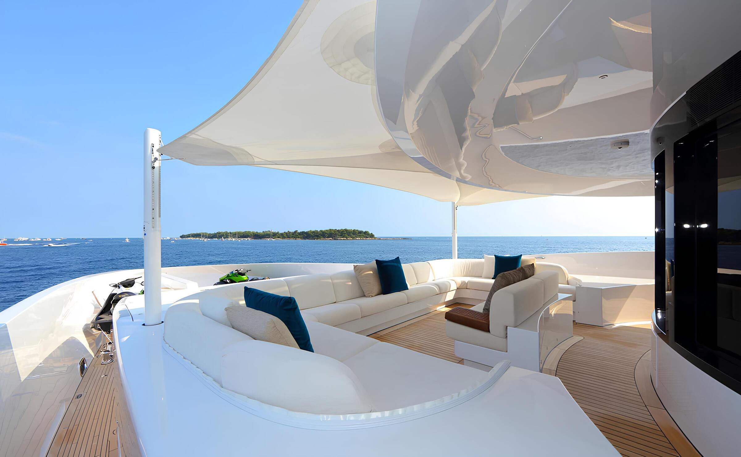 Зона отдыха на носу/Bow lounge area