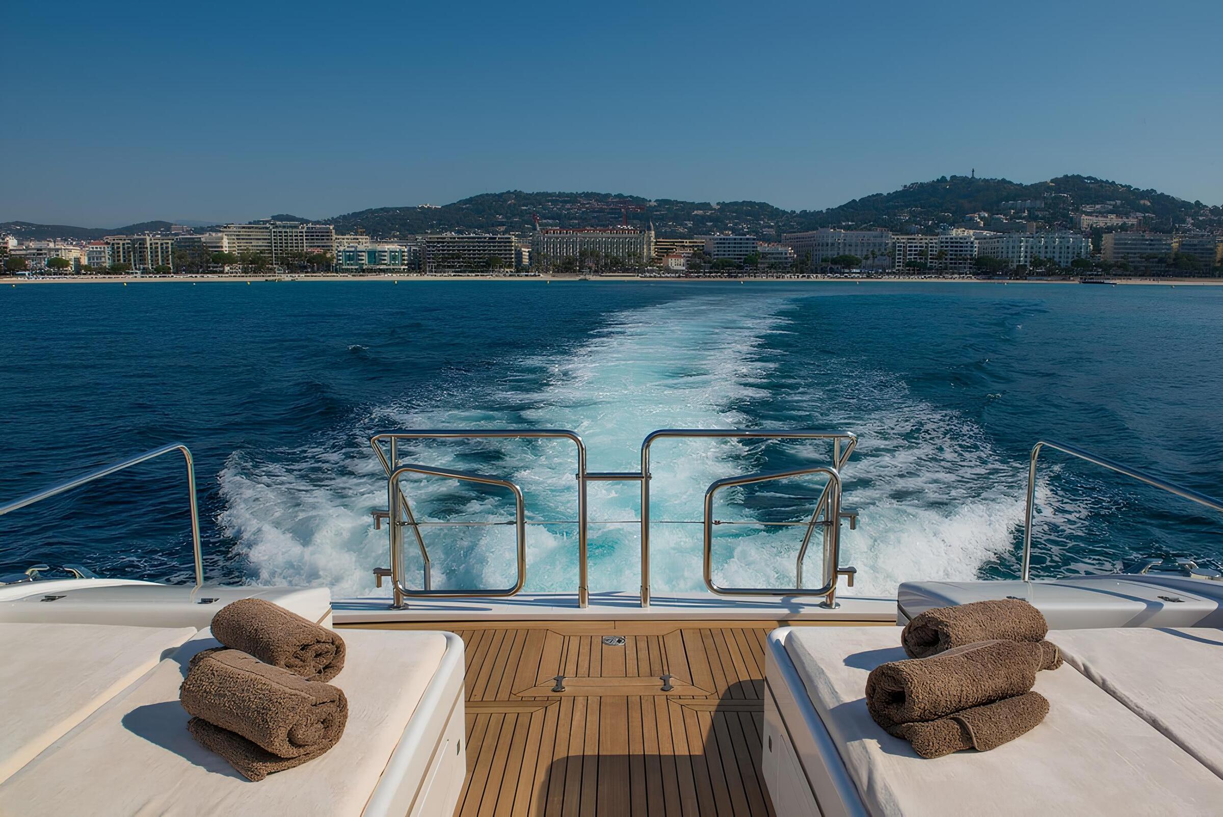 Зона для загорания в кормовой части главной палубы/Main deck aft sunbathing area