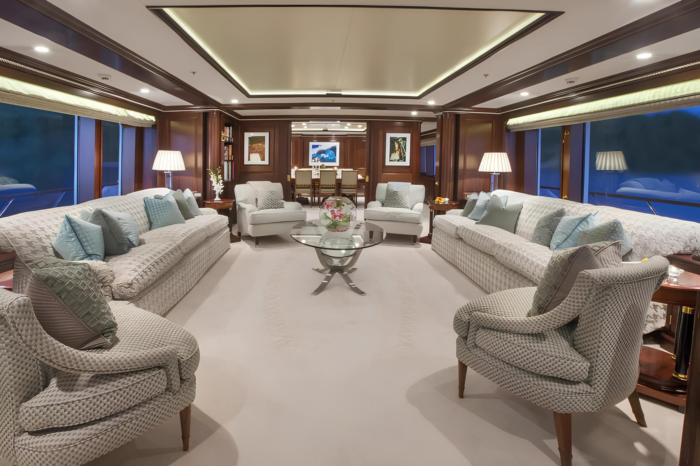 Зона отдыха в главном салоне/Main salon lounge area