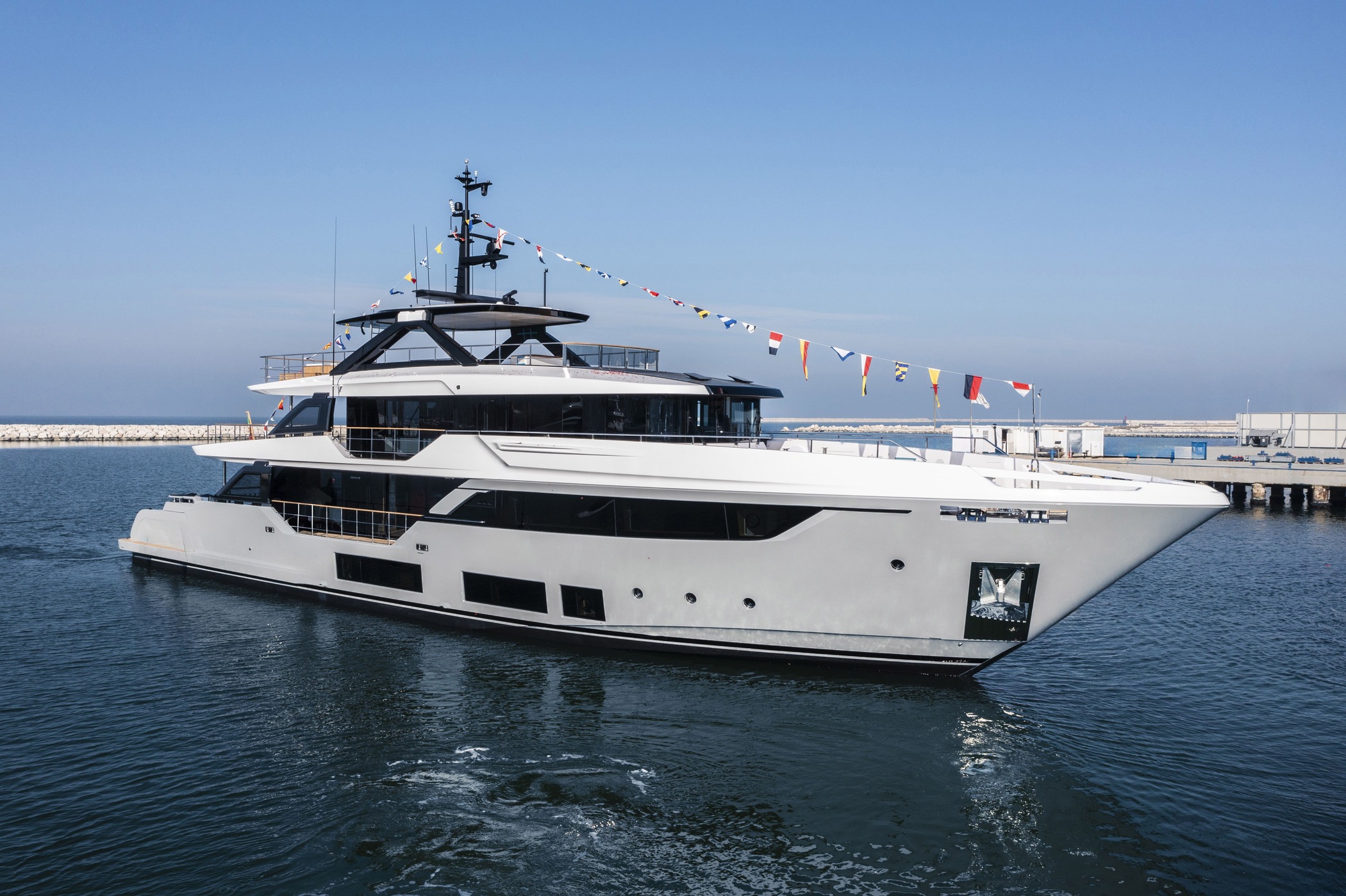 Экстерьер Custom Line Navetta 38 NEW/Exterior Custom Line Navetta 38 NEW