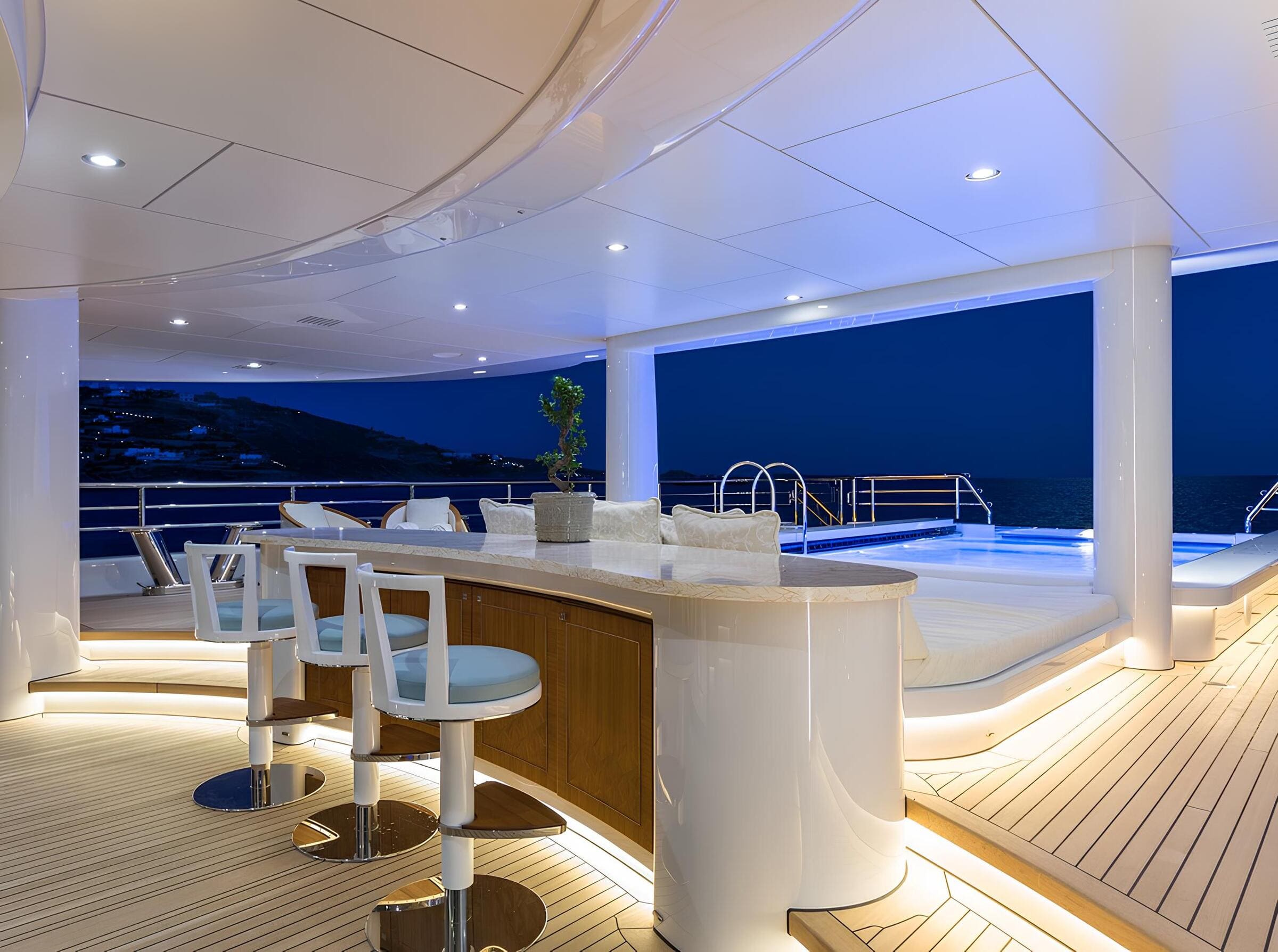Бар в главном салоне/Main salon bar