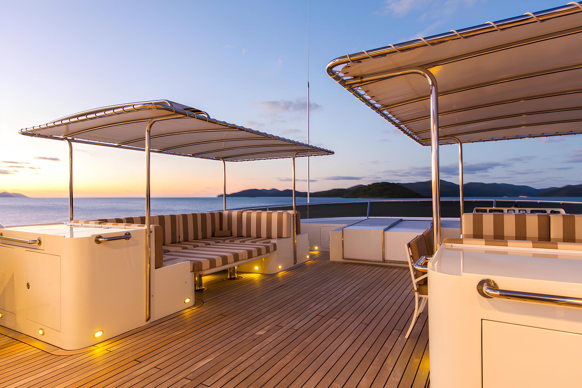 Зона отдыха на сандеке/Sundeck lounge area