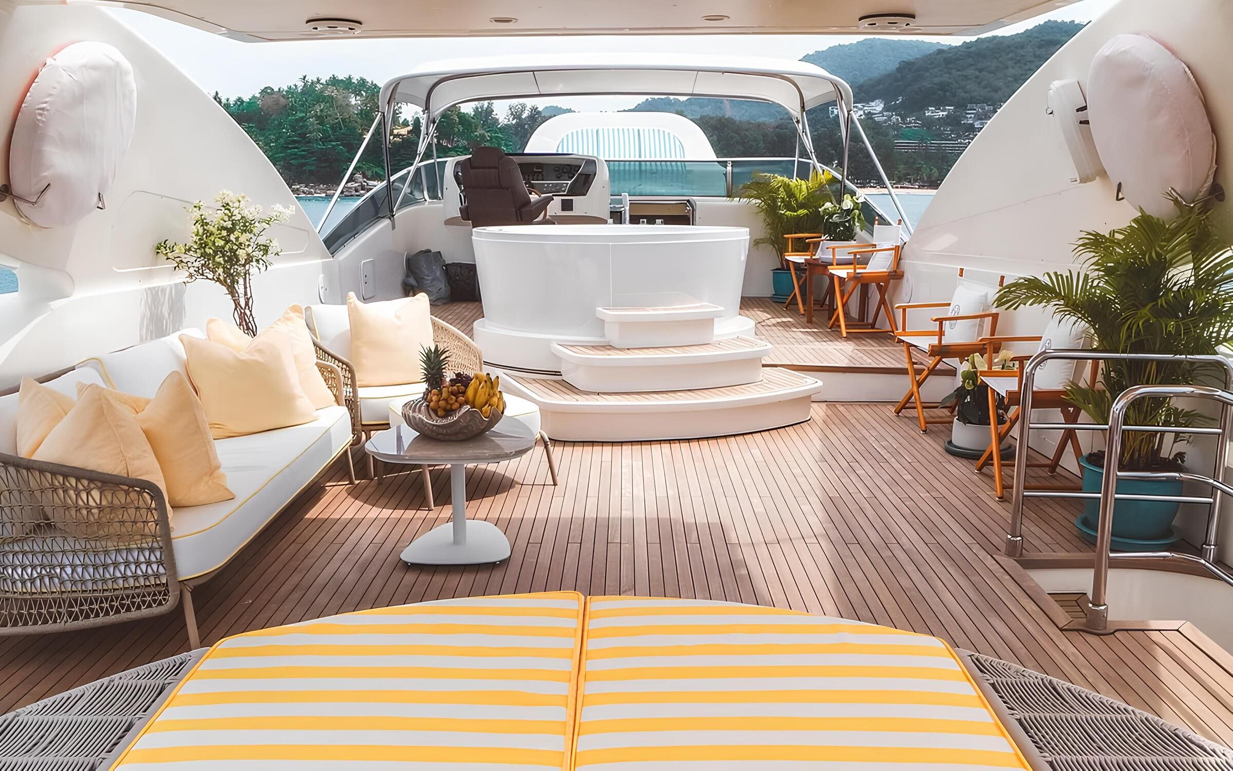Зона отдыха на флайбридже/Flybridge lounge area