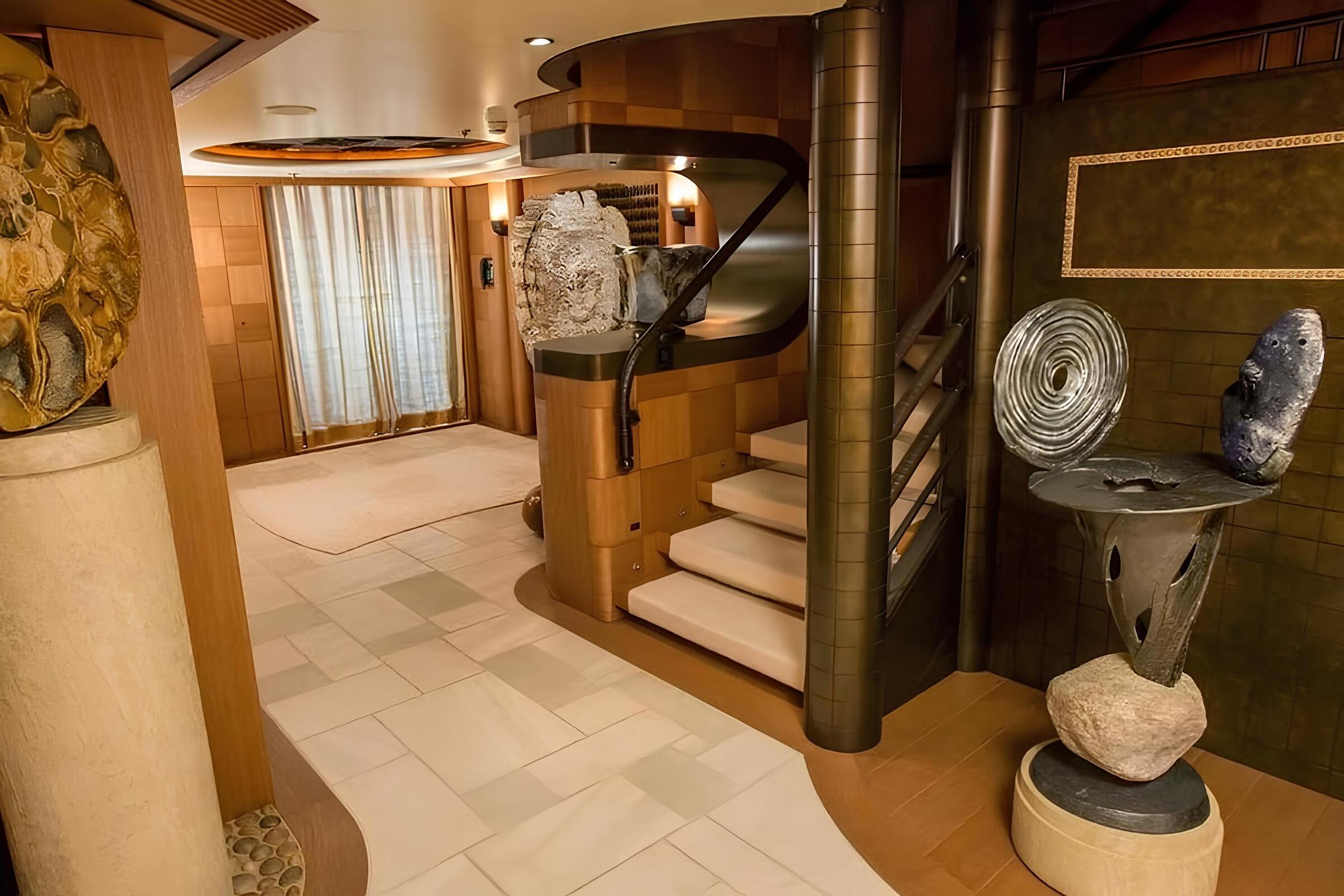 Лестница с главной палубы на нижнюю/Stairs from MD to LD