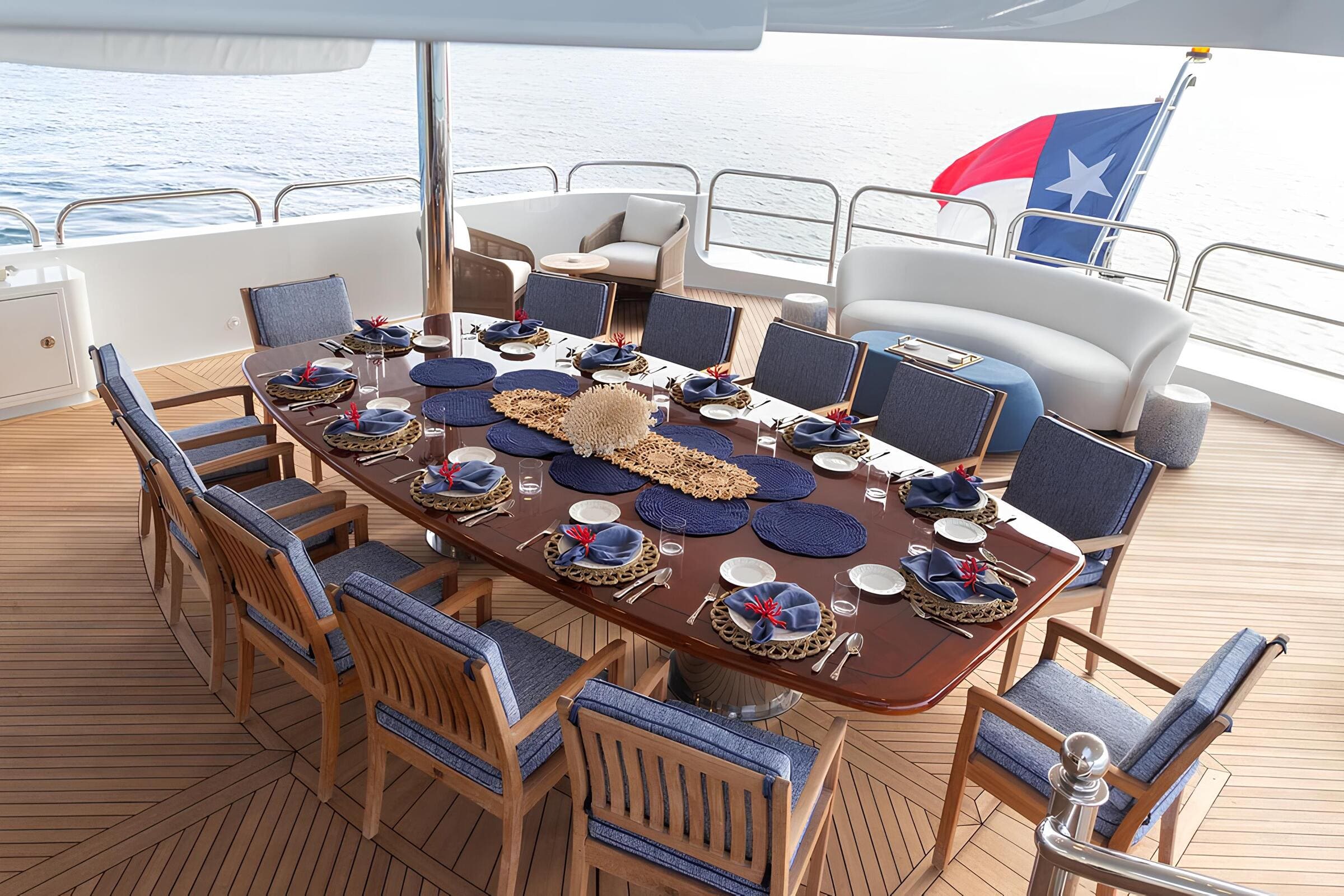 Обеденная зона на корме верхней палубы/Aft upper deck dining area