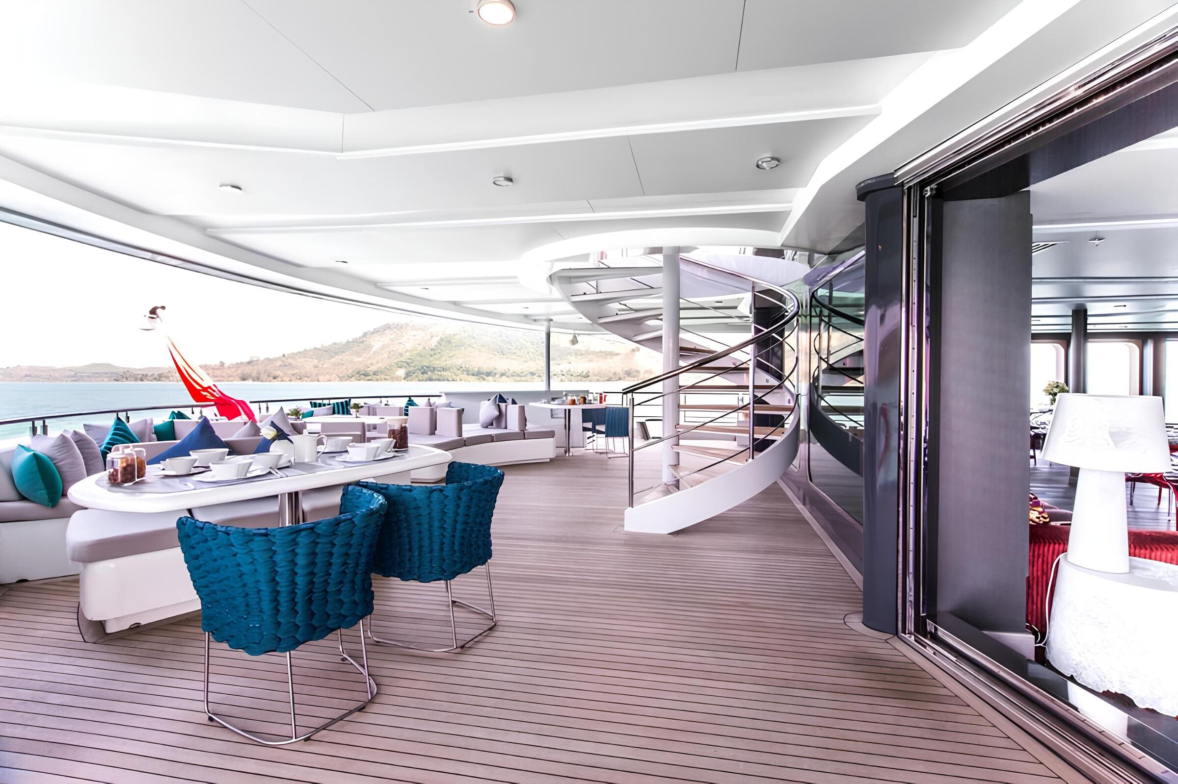 Зона отдыха на корме верхней палубы/Aft upper deck lounge area