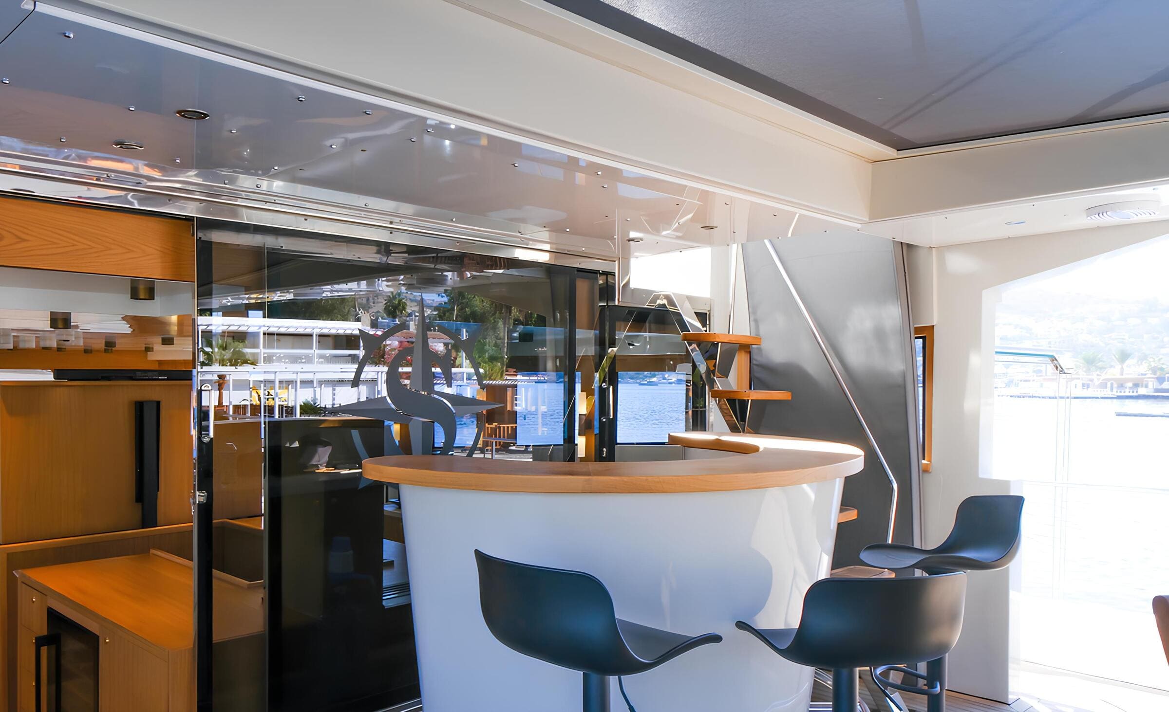 Бар на главной палубе/Main deck bar