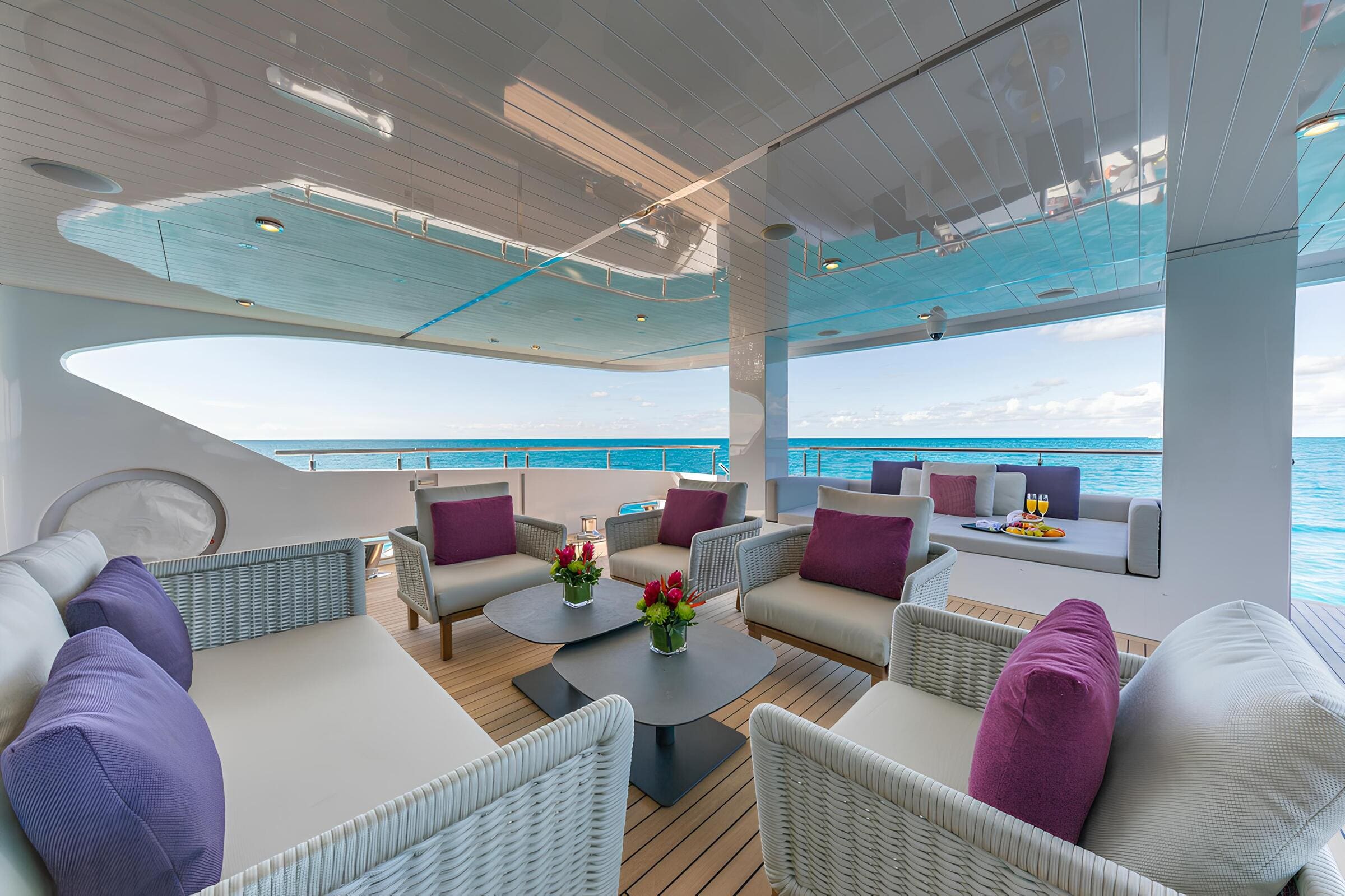 Зона отдыха на сандеке/Sundeck lounge area