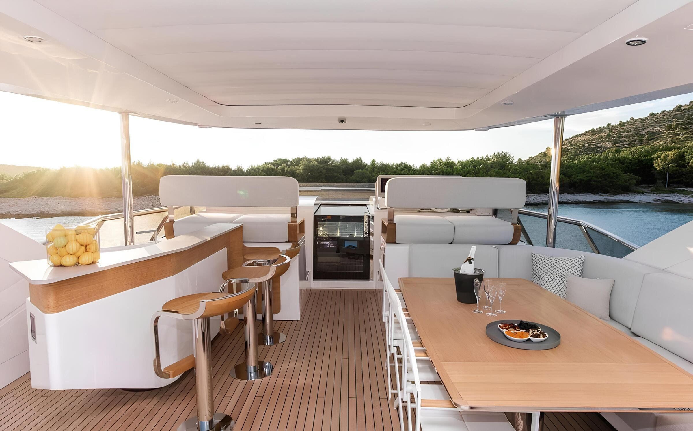 Зона отдыха на флайбридже/Flybridge lounge area