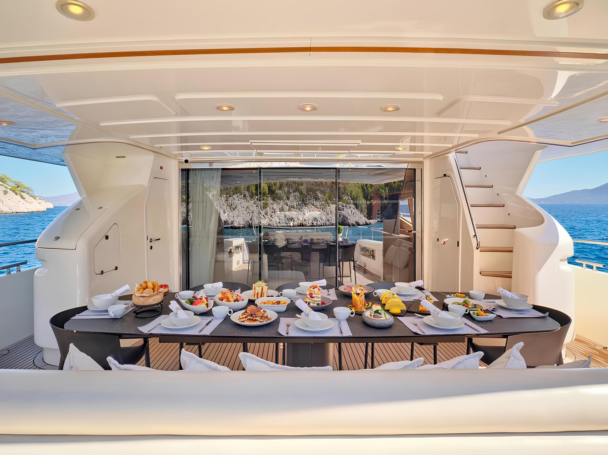 Обеденная зона на корме главной палубы/Aft main deck dining area
