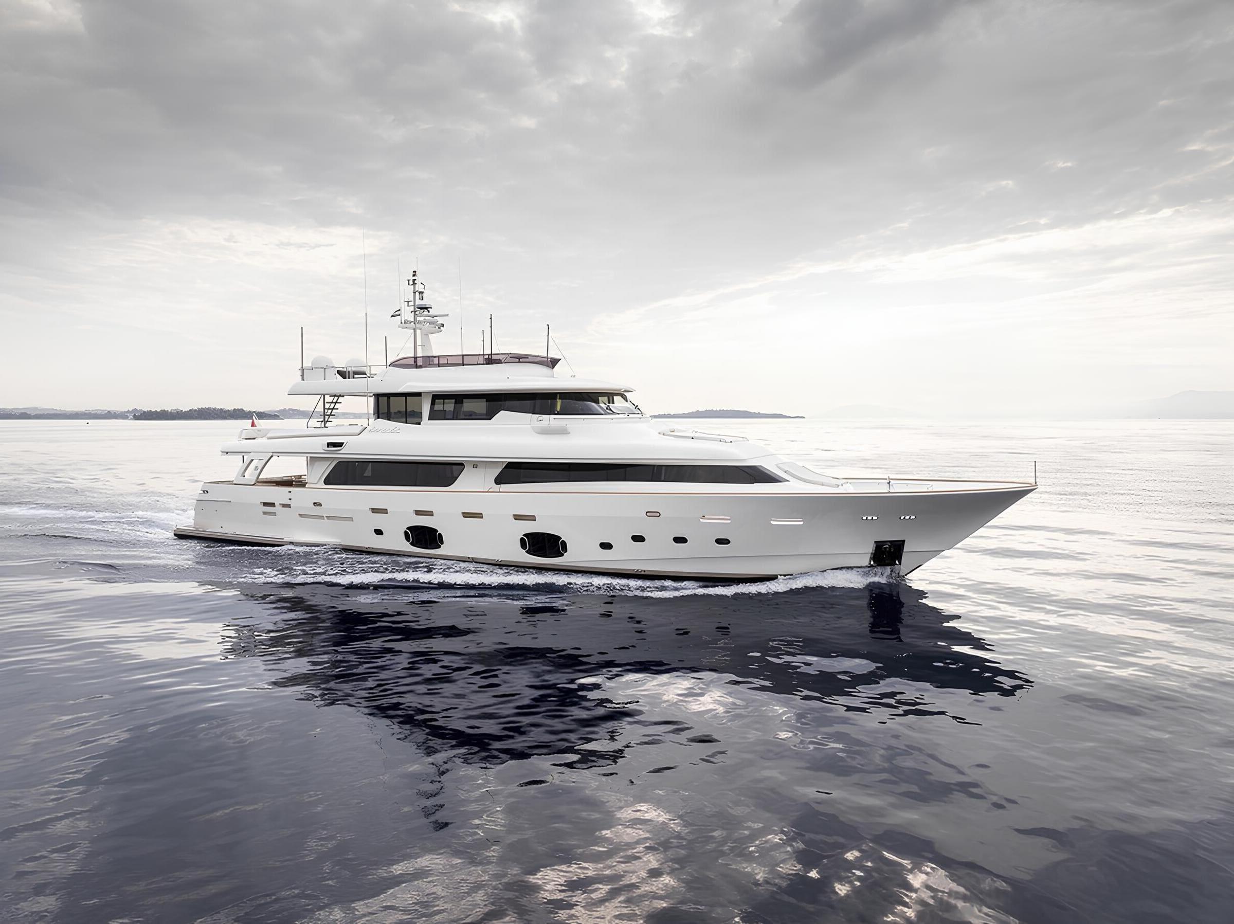 Экстерьер Custom Line Navetta 33 2011 MY ZIACANAIA I/Exterior Custom Line Navetta 33 2011 MY ZIACANAIA I