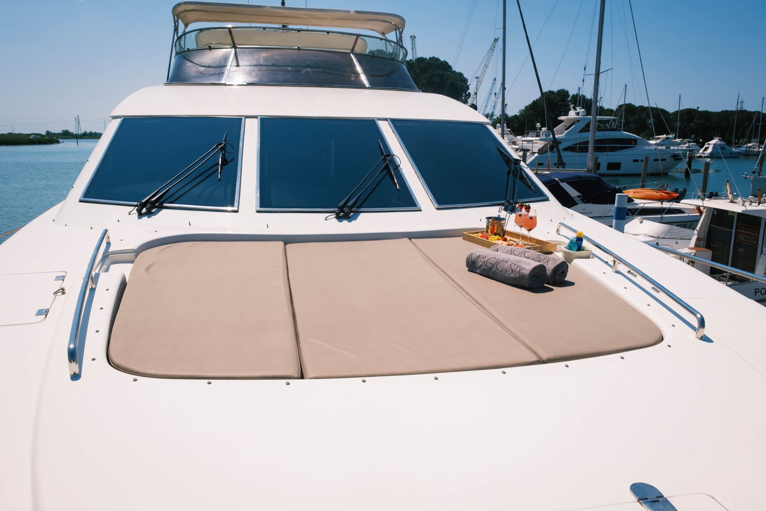 Шезлонги на носовой палубе/Sun loungers on the foredeck