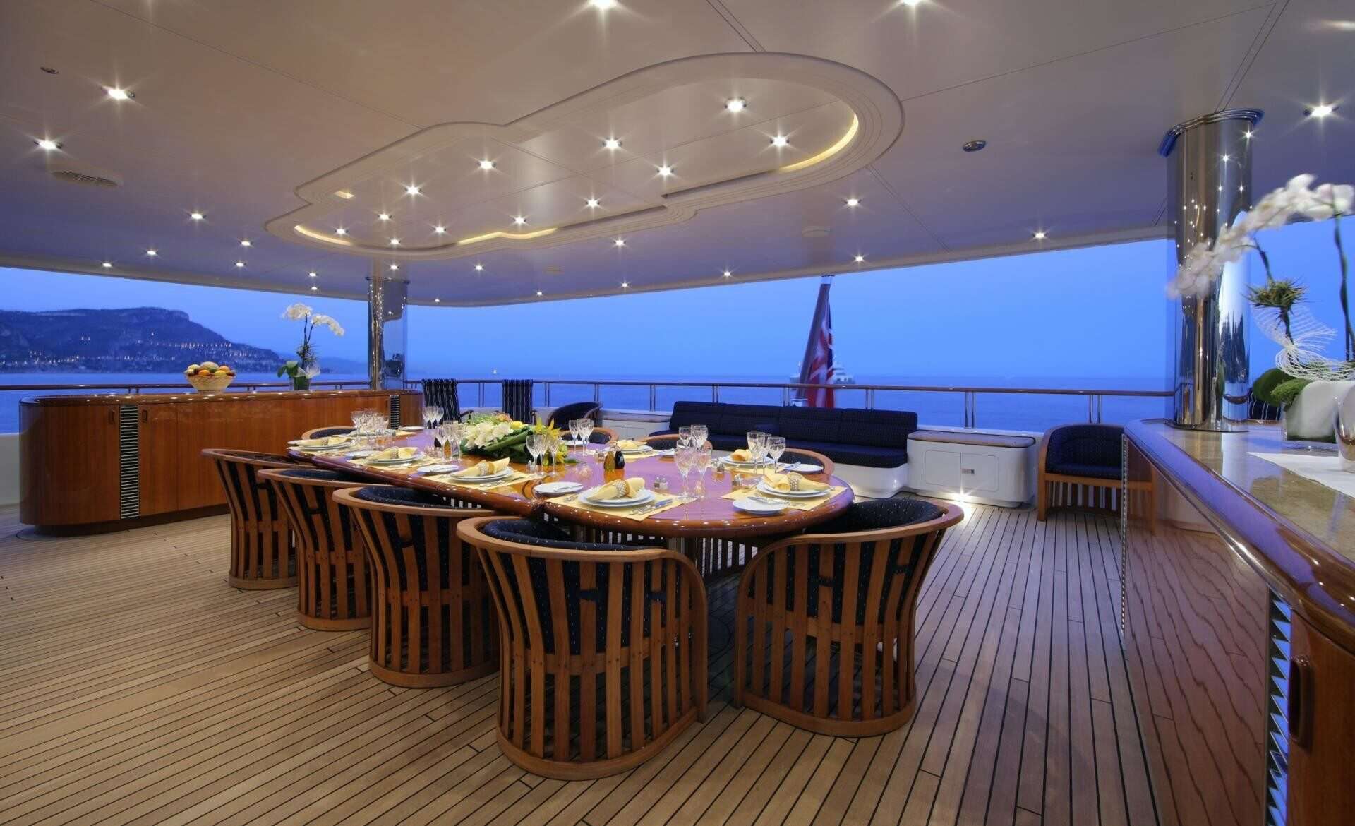 Обеденная зона на корме верхней палубы/Aft upper deck dining area