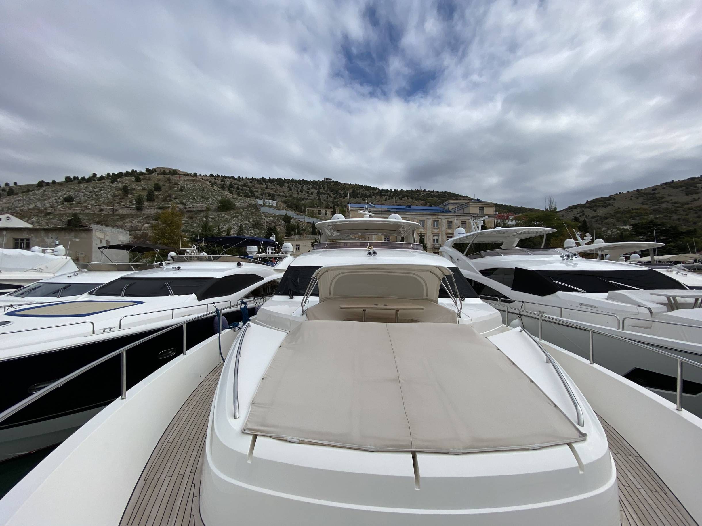 Шезлонги на носовой палубе/Sun loungers on the foredeck