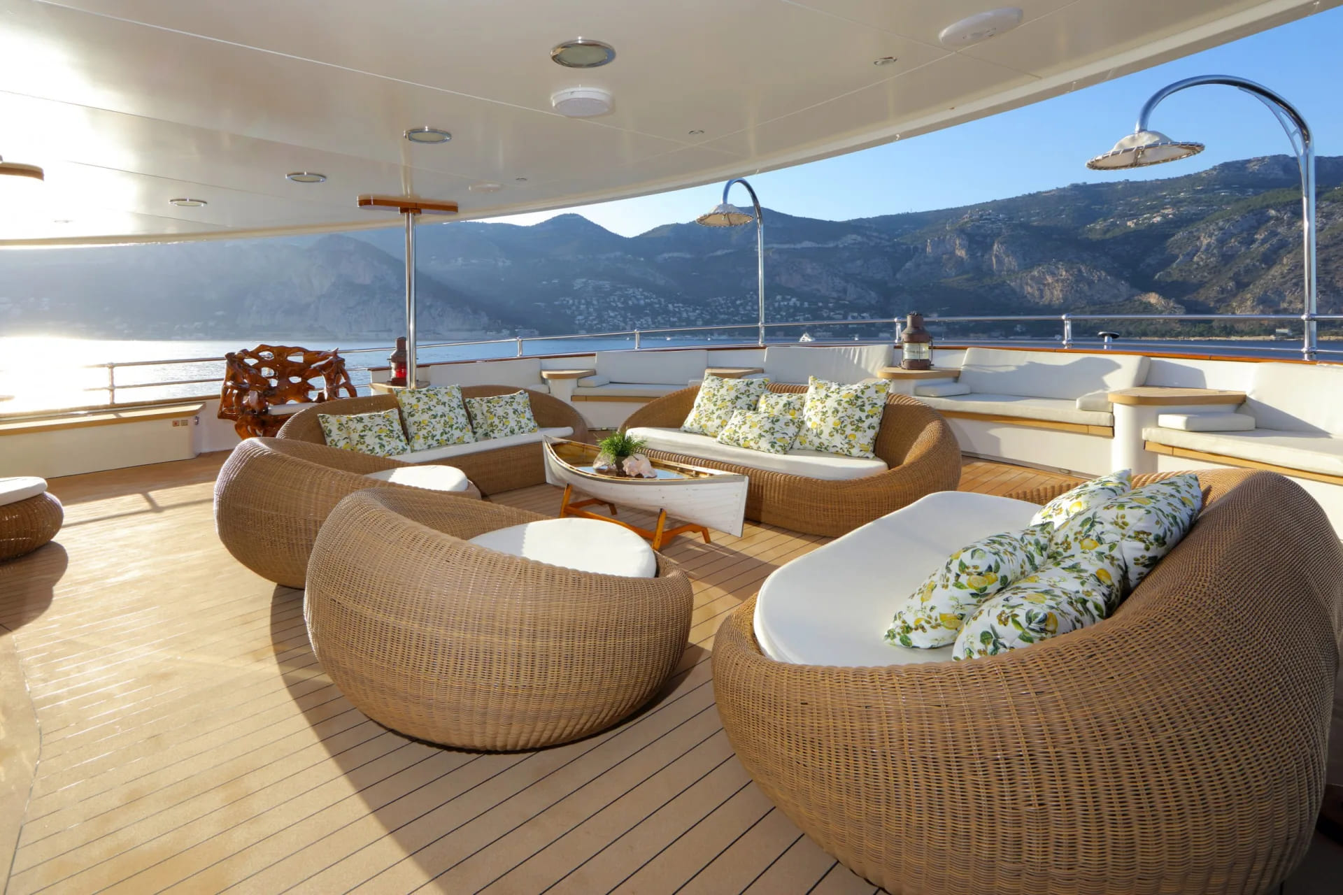 Зона отдыха на корме верхней палубы/Aft upper deck lounge area
