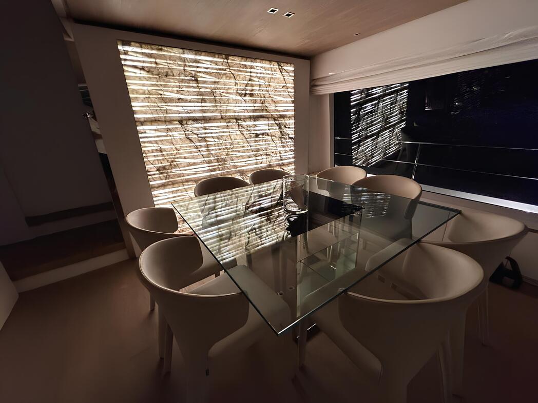 Обеденная зона в главном салоне/Main salon dining area