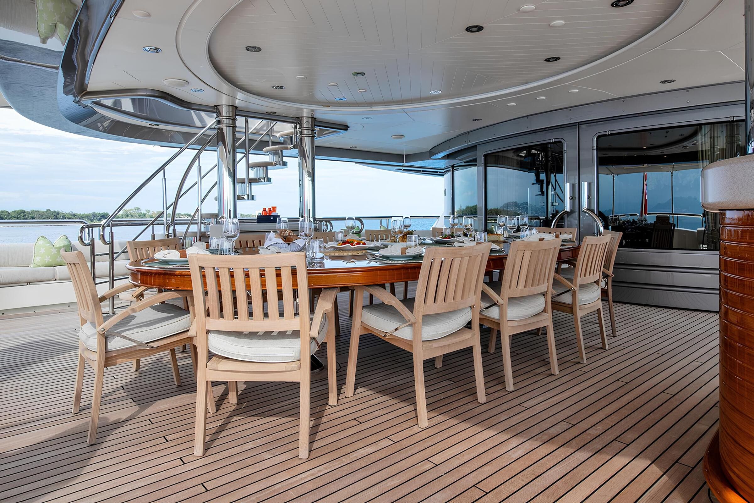 Обеденная зона на корме главной палубы/Aft main deck dining area