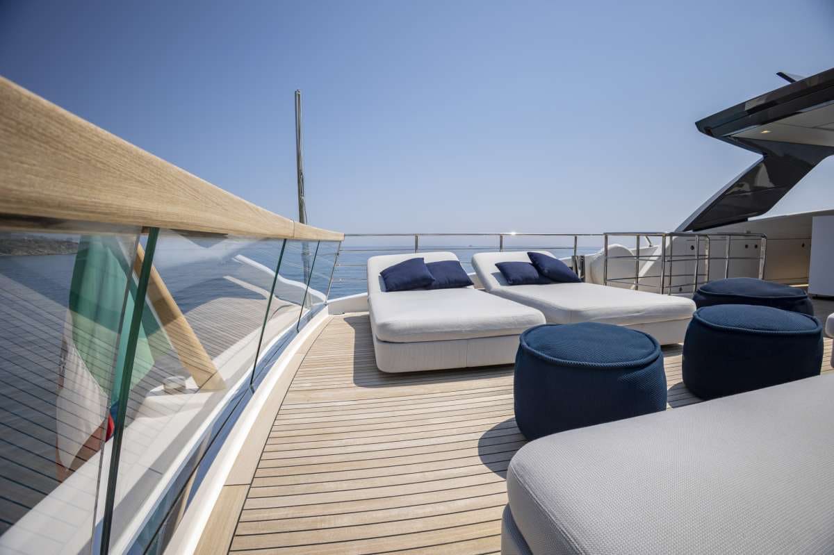 Зона для загорания в кормовой части флайбриджа/Flybridge aft sunbathing area