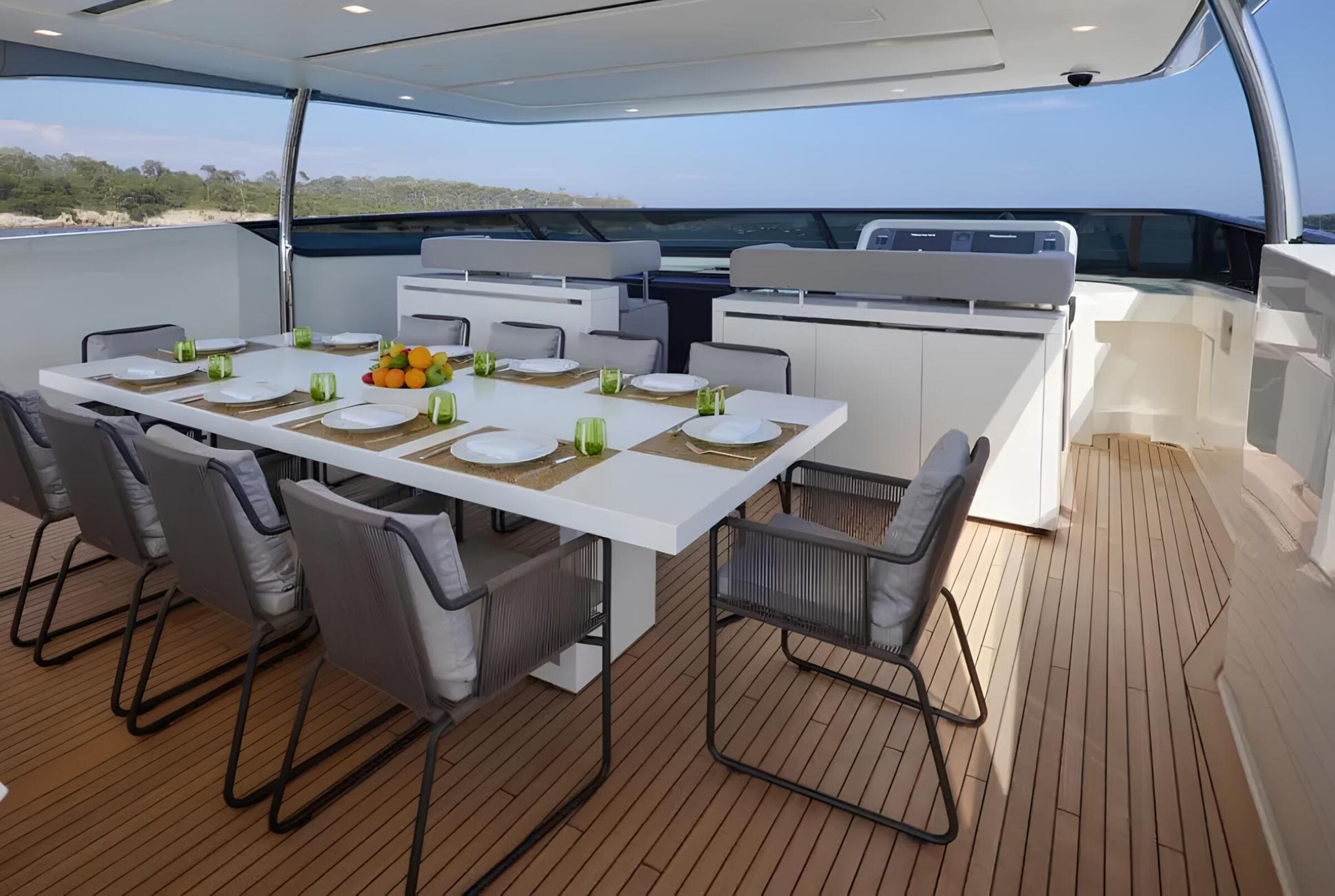 Обеденная зона на флайбридже/Flybridge dining area