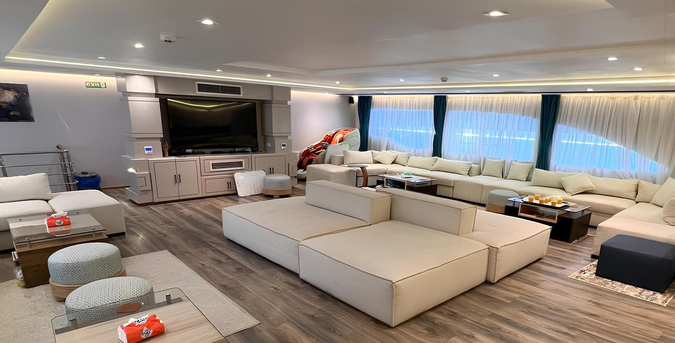 Зона отдыха в главном салоне/Main salon lounge area