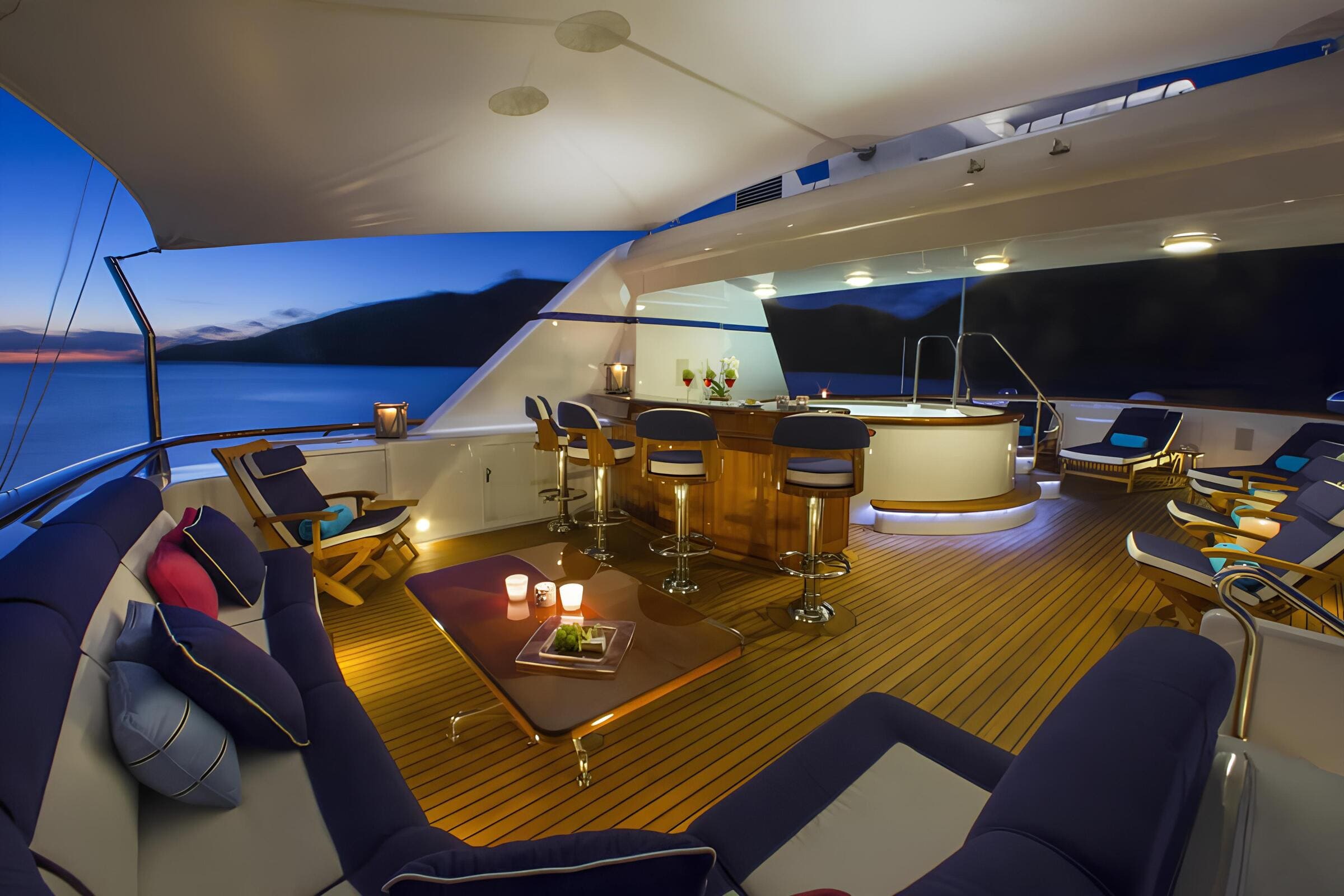 Зона отдыха на сандеке/Sundeck lounge area