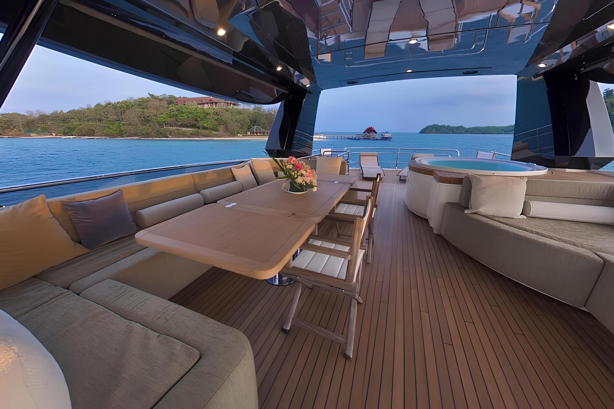 Обеденная зона на флайбридже/Flybridge dining area