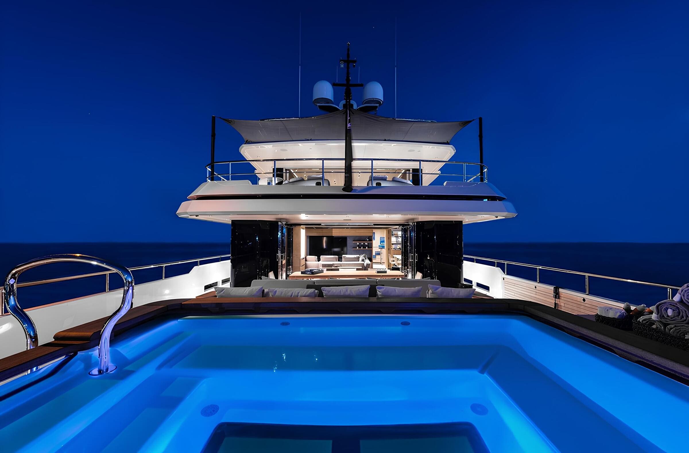 Зона отдыха на корме главной палубы/Aft main deck lounge area
