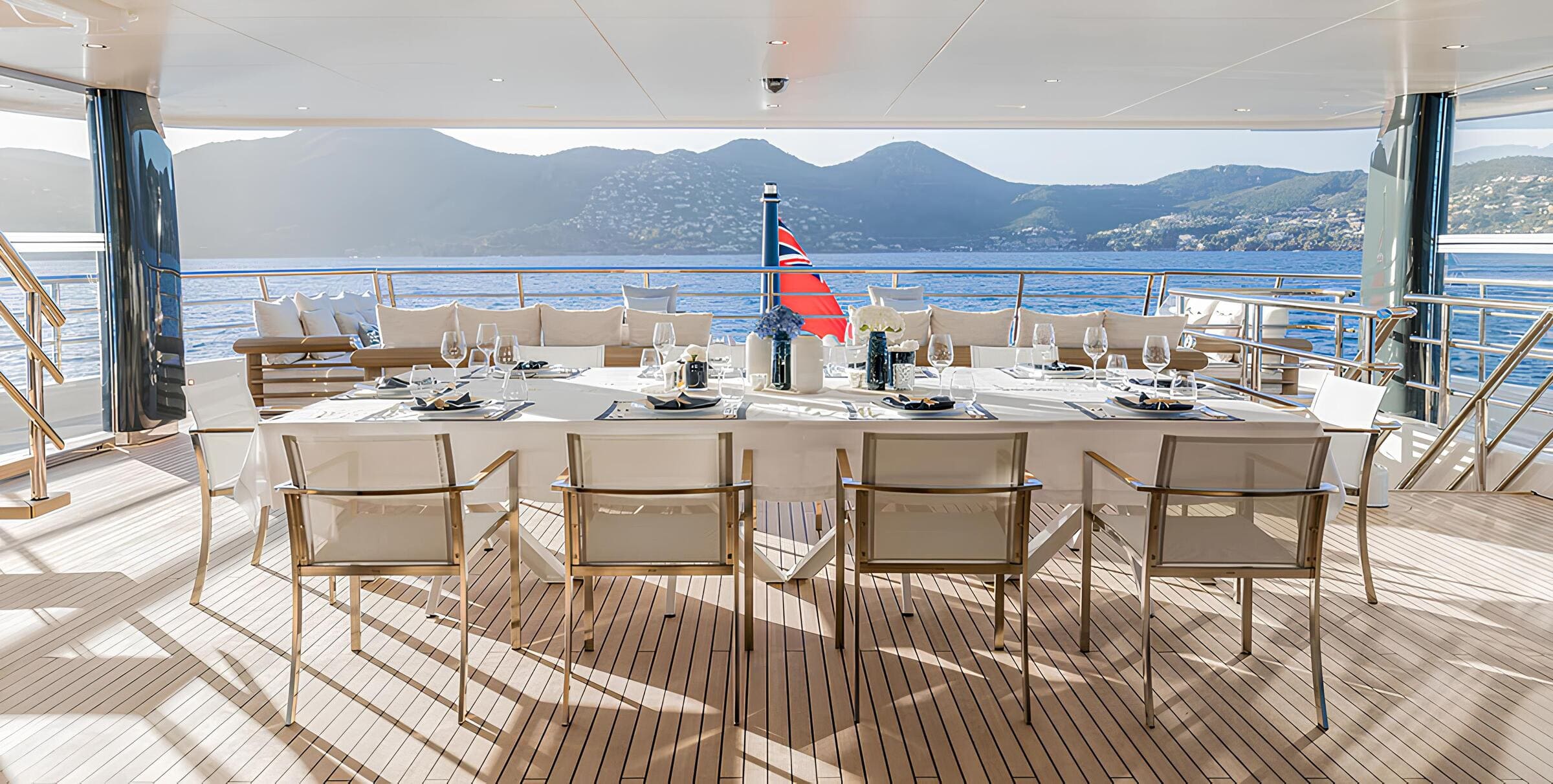 Обеденная зона на корме верхней палубы/Aft upper deck dining area