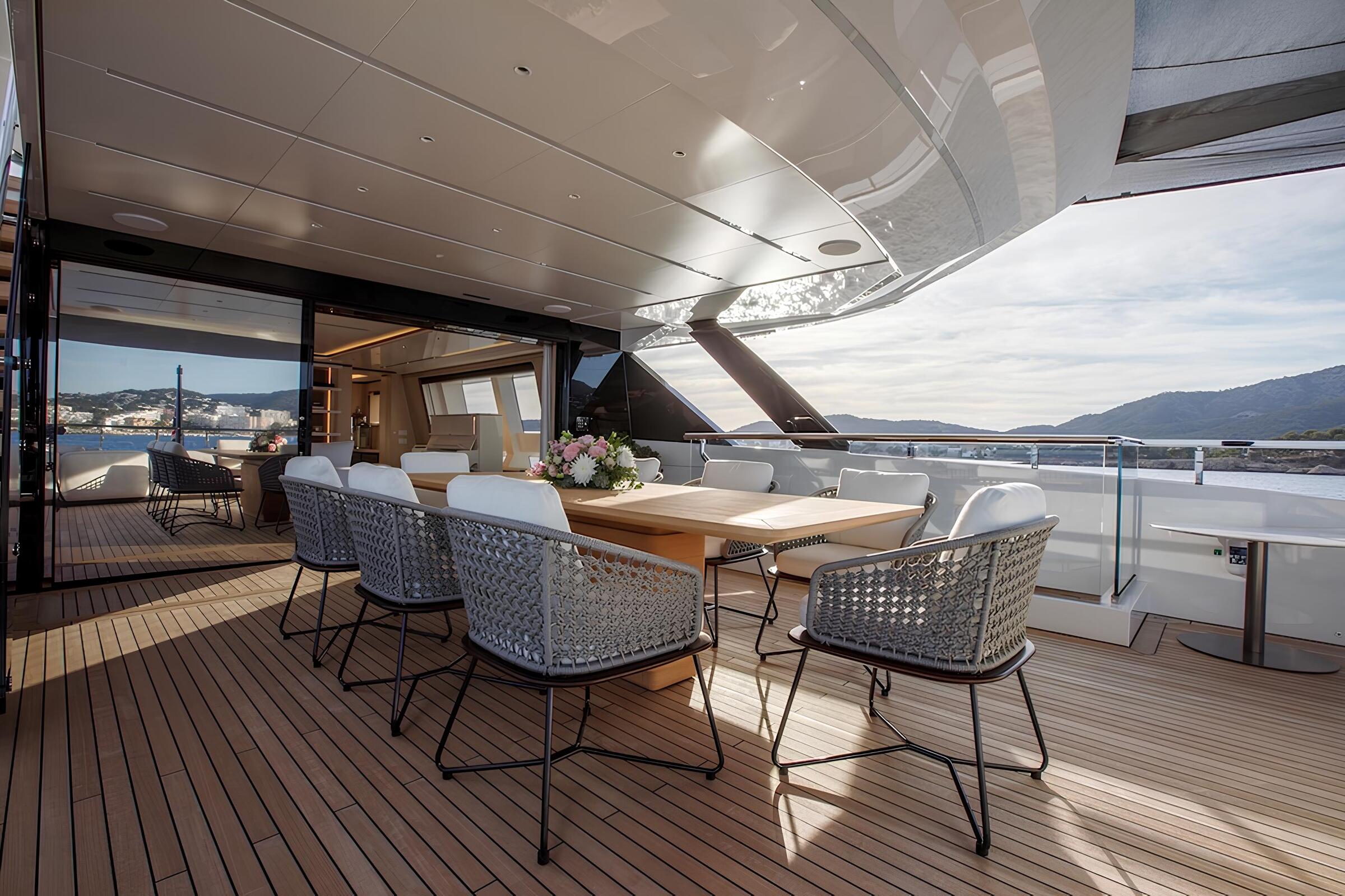 Обеденная зона на корме верхней палубы/Aft upper deck dining area