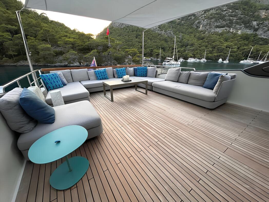 Зона отдыха на флайбридже/Flybridge lounge area