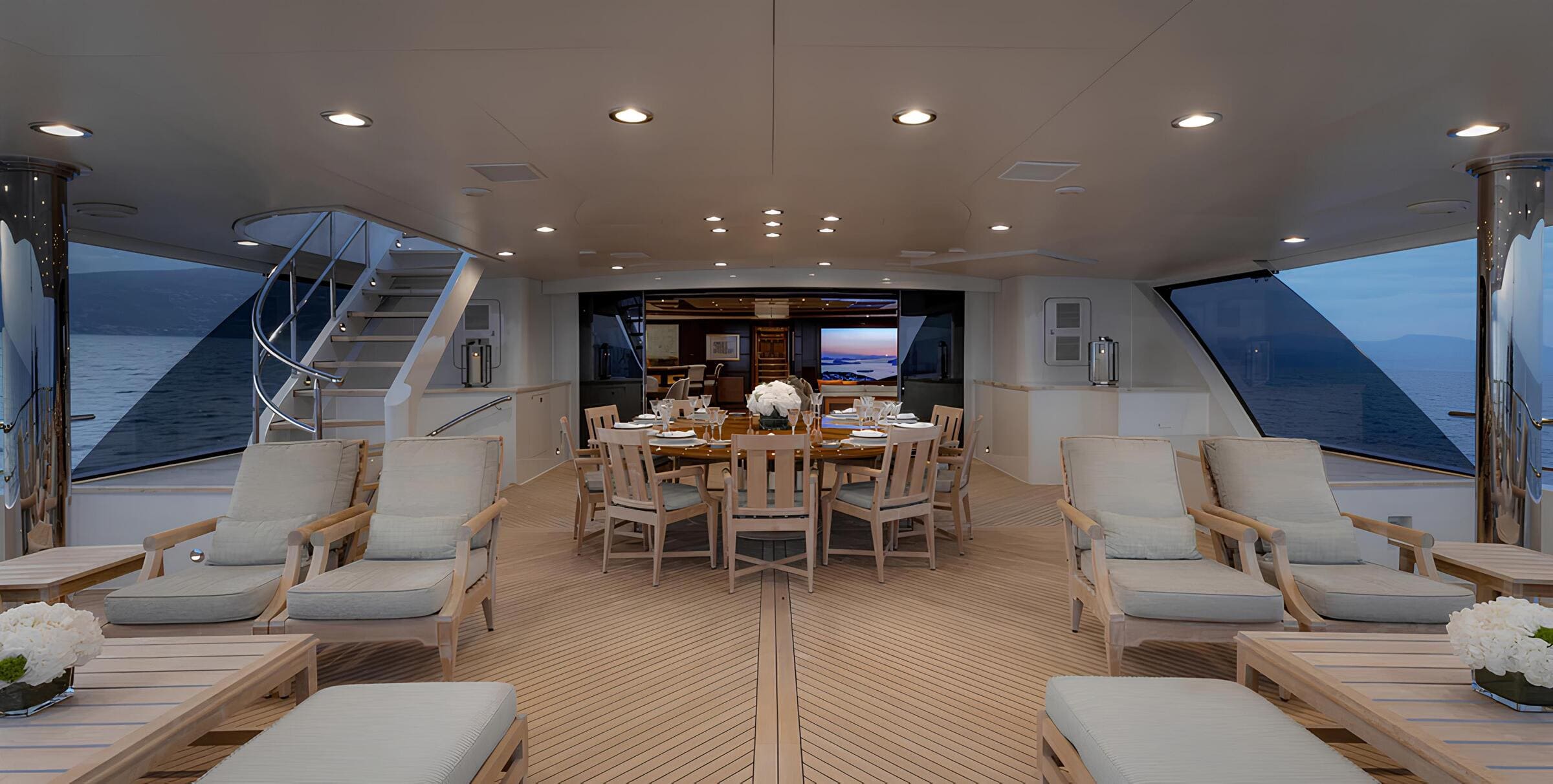 Зона отдыха на корме верхней палубы/Aft upper deck lounge area