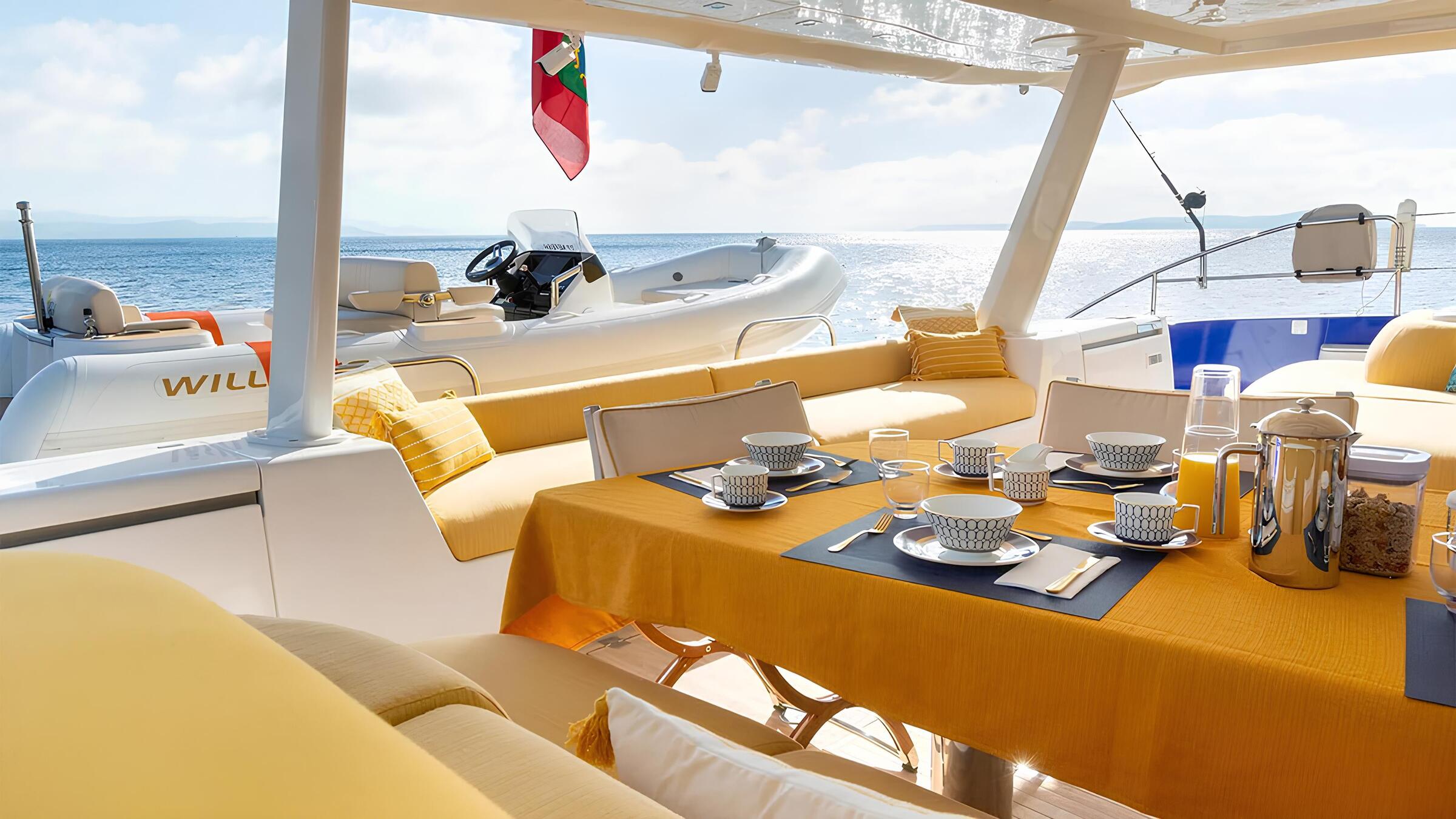 Обеденная зона в кокпите/Cockpit dining area