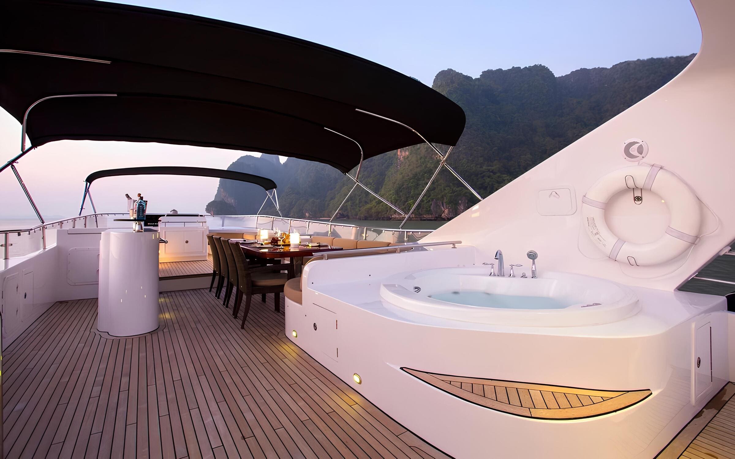 Джакузи на флайбридже/Flybridge jacuzzi