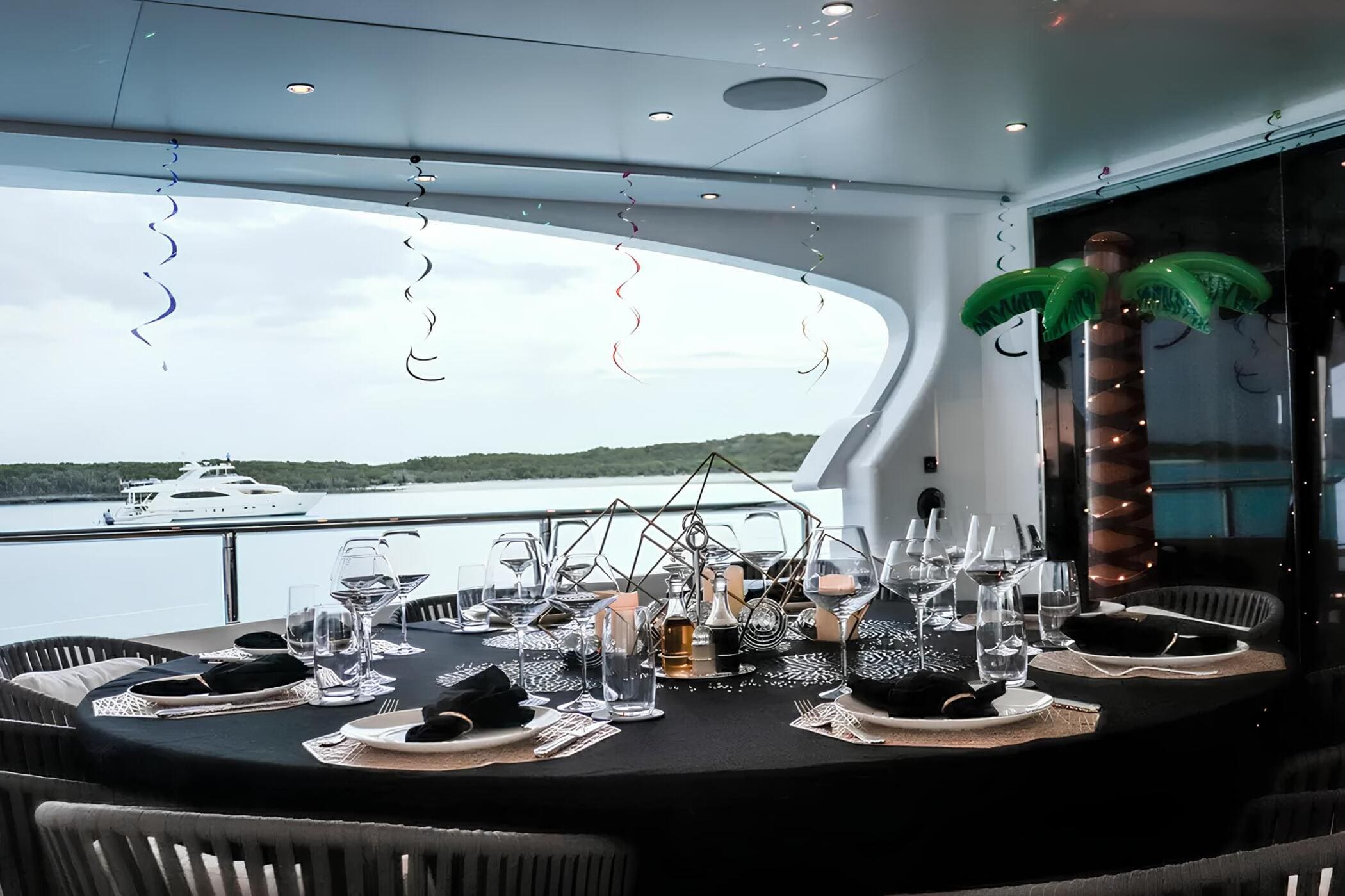 Обеденная зона на корме верхней палубы/Aft upper deck dining area