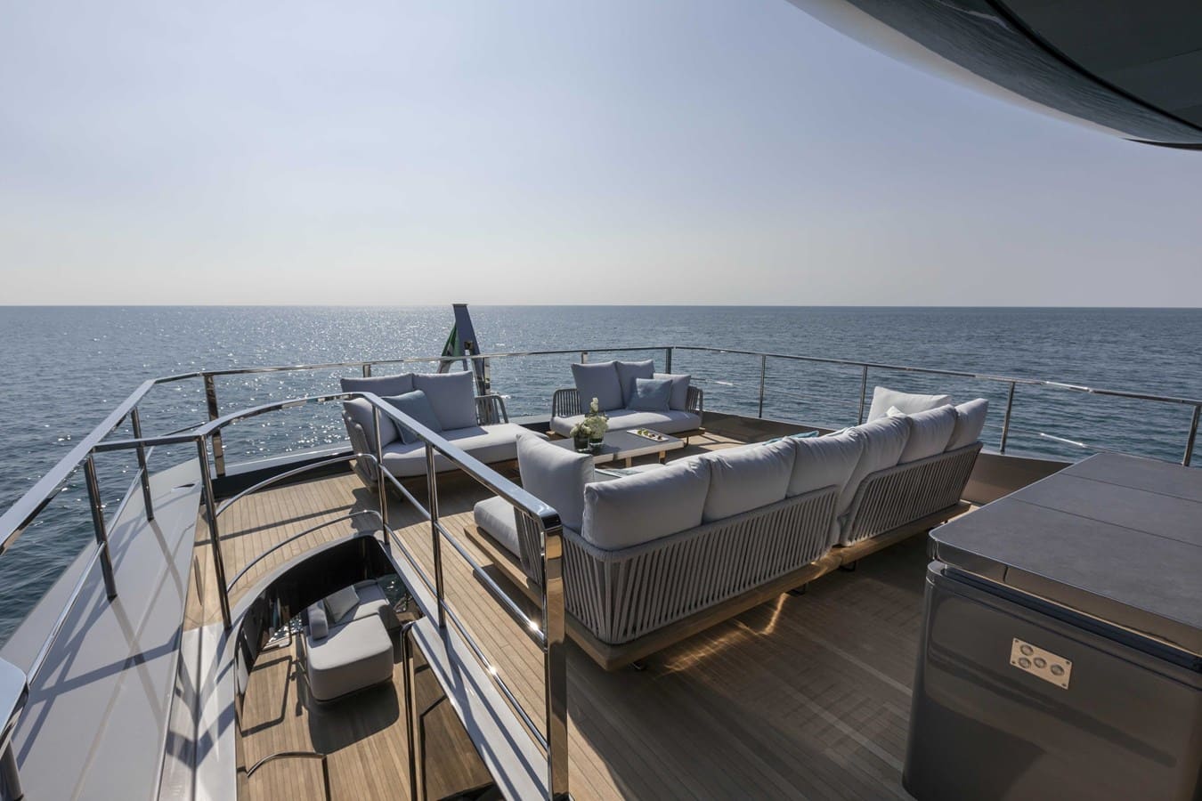 Зона для загорания в кормовой части верхней палубы/Upper deck aft sunbathing area