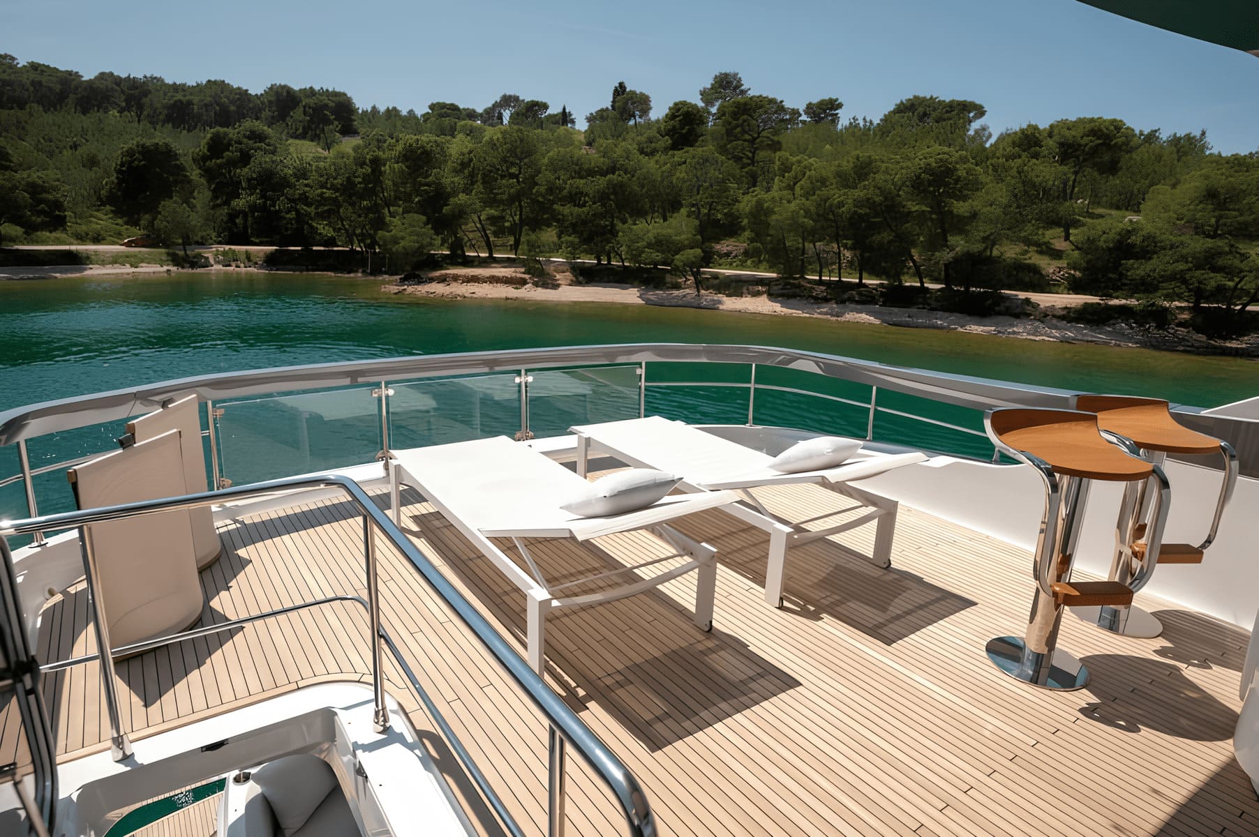 Зона для загорания в кормовой части флайбриджа/Flybridge aft sunbathing area