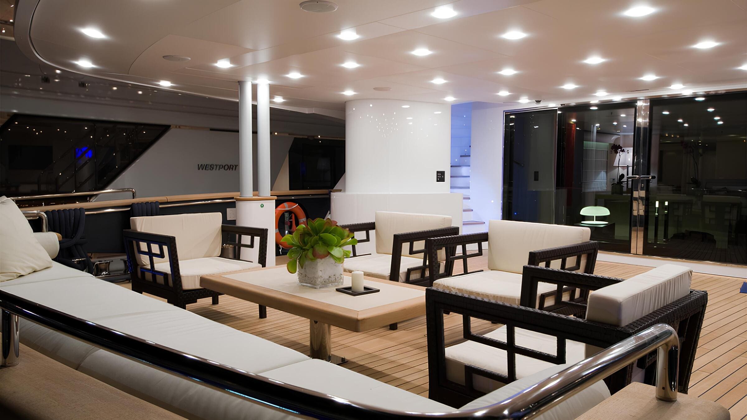 Зона отдыха на корме главной палубы/Aft main deck lounge area