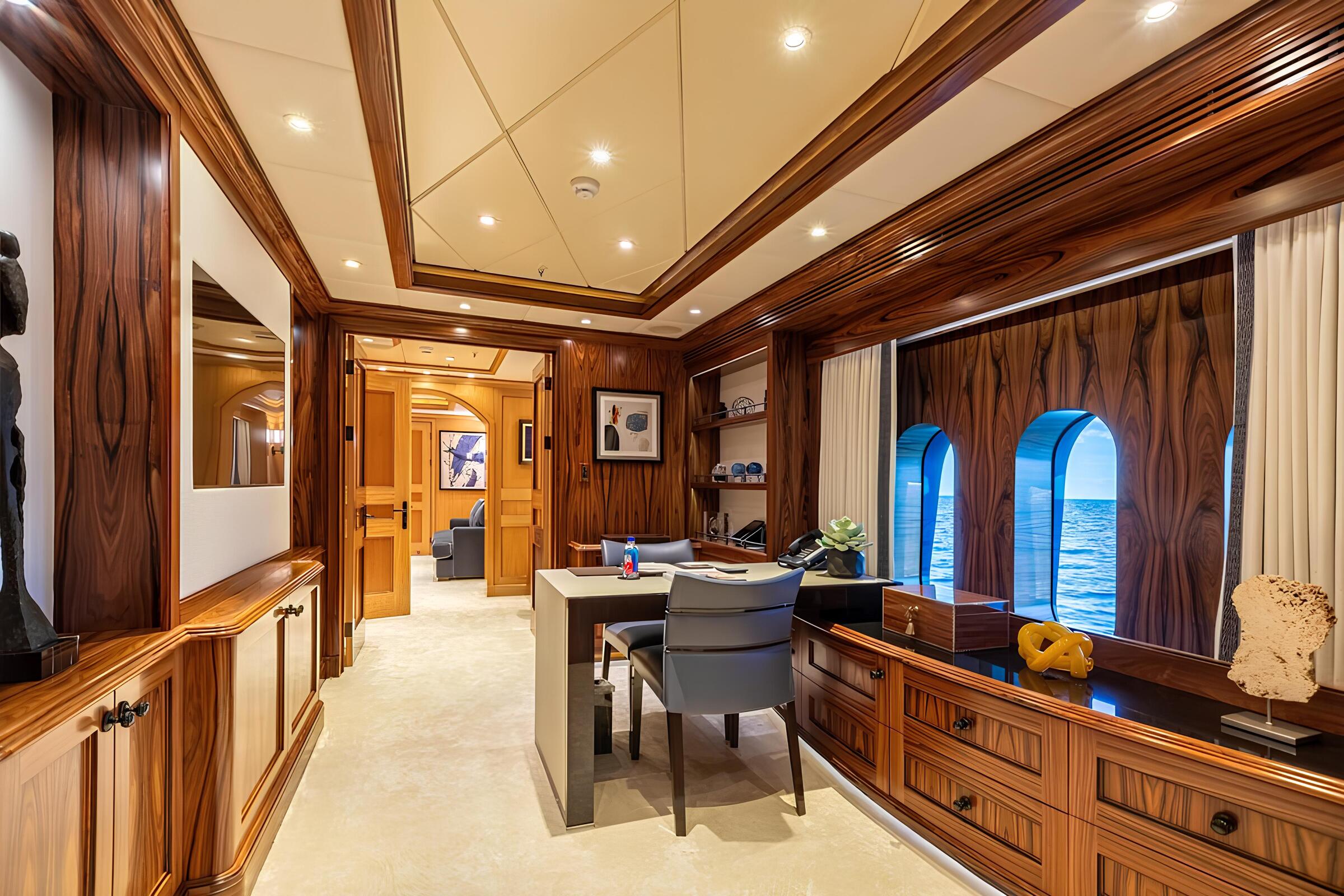 Кабинет в каюте владельца/Office in the master cabin