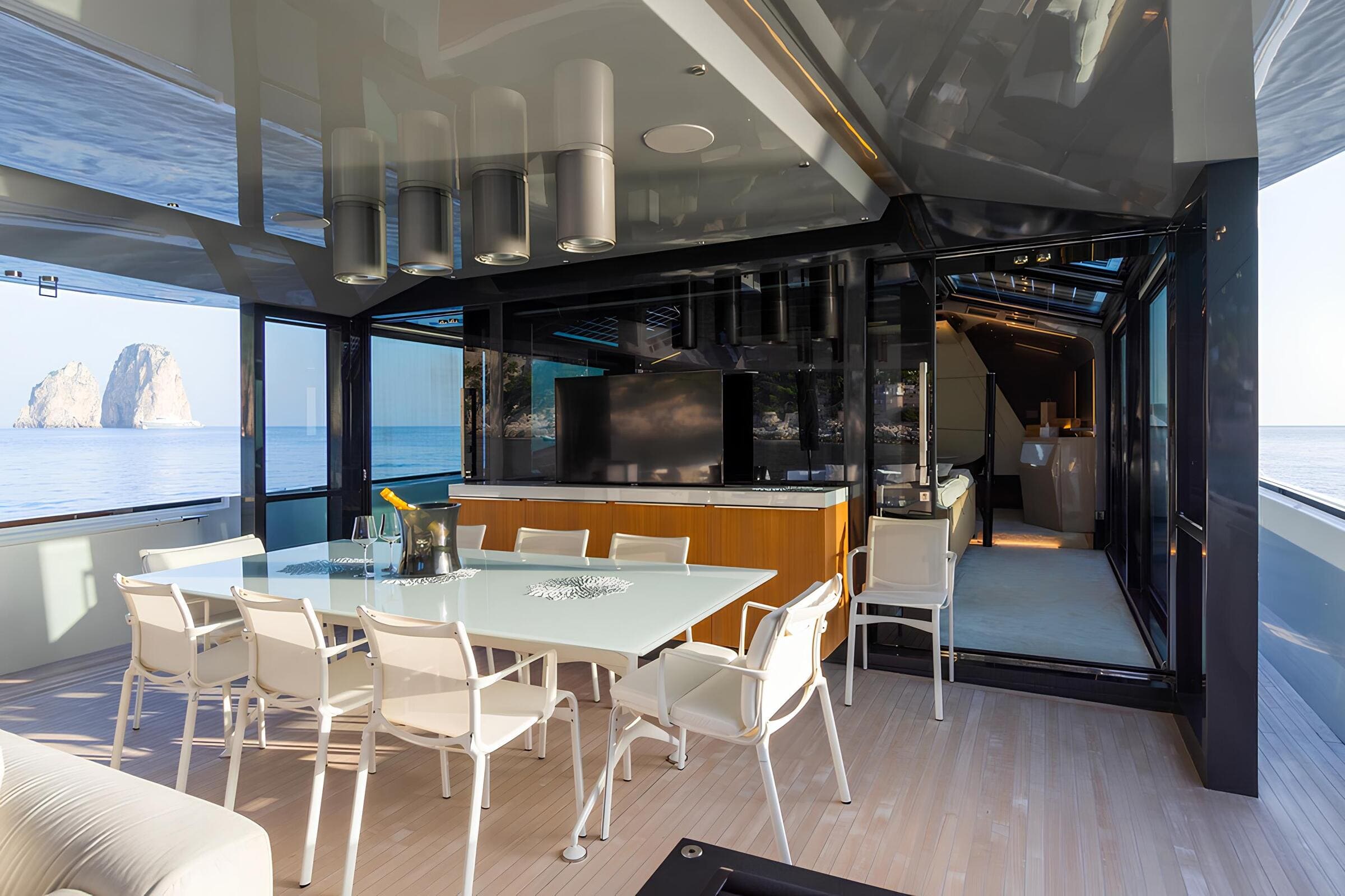 Обеденная зона на корме главной палубы/Aft main deck dining area