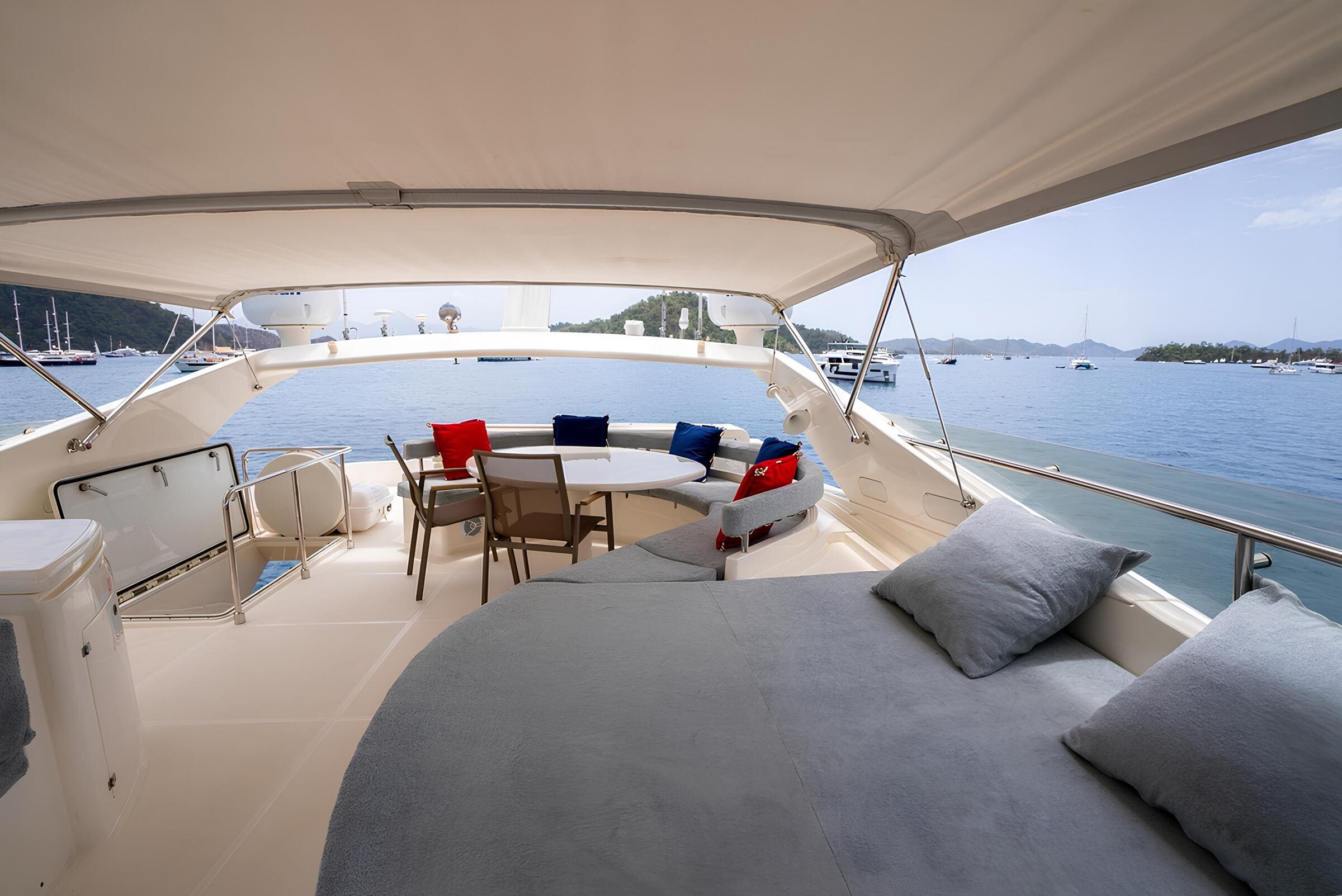 Зона отдыха на флайбридже/Flybridge lounge area