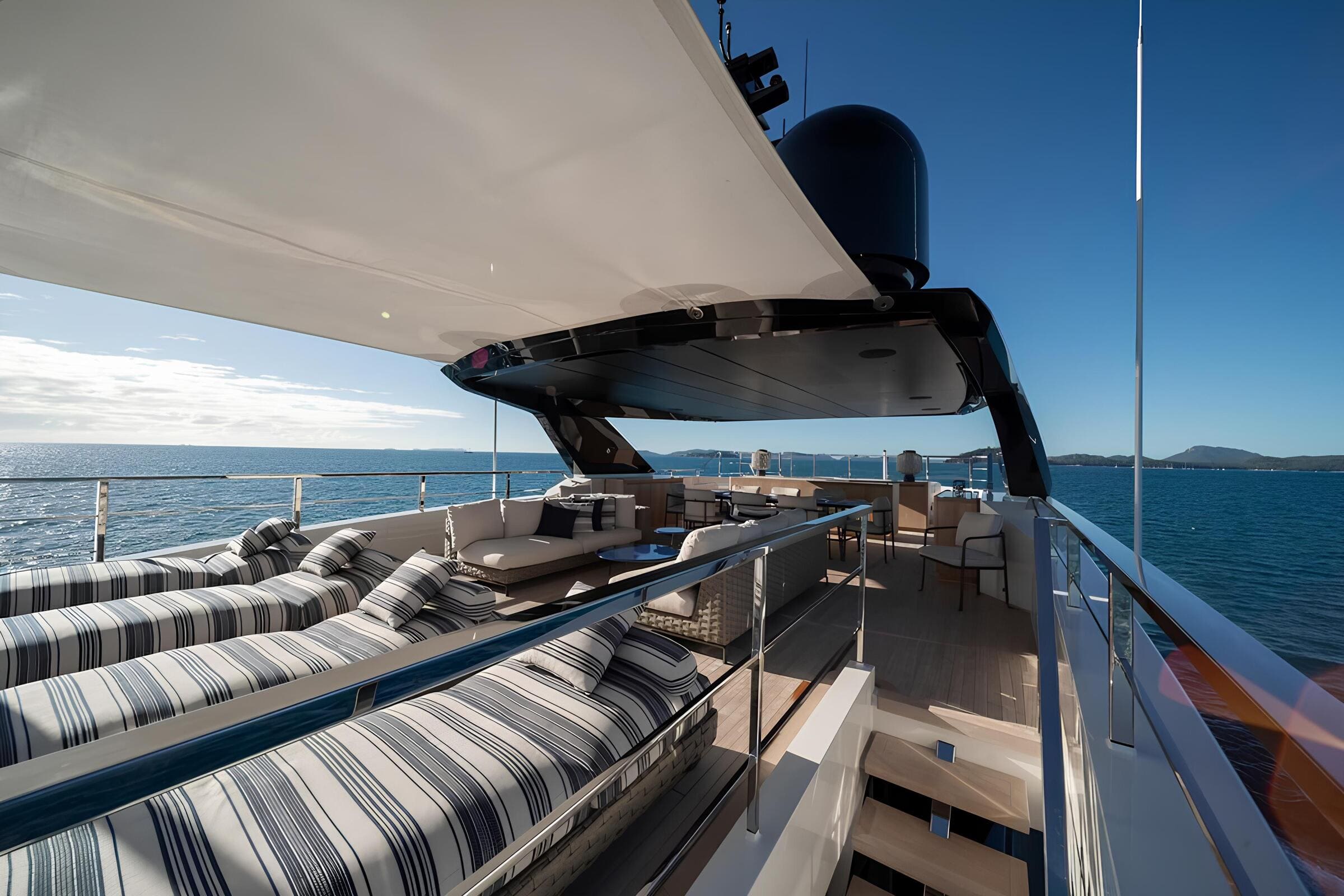 Зона для загорания в кормовой части сандека/Sundeck aft sunbathing area