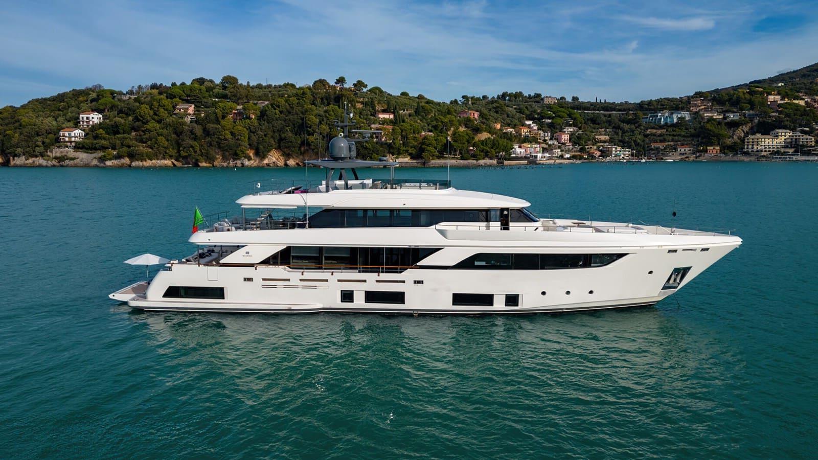 Экстерьер Custom Line Navetta 37M 2019 MY FRANGELO/Exterior Custom Line Navetta 37M 2019 MY FRANGELO